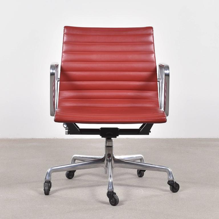 Eames Management Office Chair For Herman Miller At 1stdibs Eames Ea335 Management Office Chair With Five Star Base Spindle And Tilt Swivel