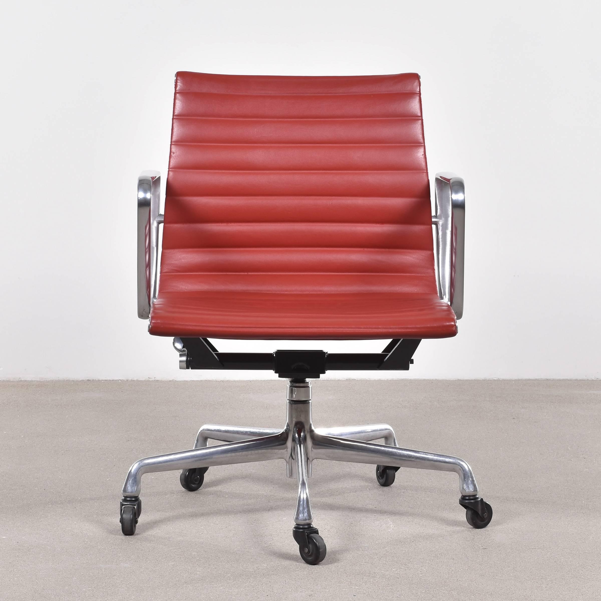 Eames EA335 Management office chair with five-star base, spindle and tilt-swivel mechanism. Very good original condition signed with manufacturer's label. Multiple chairs available.