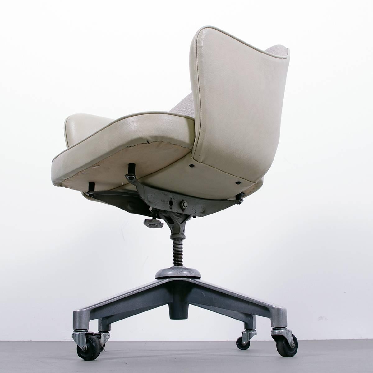 Eero Saarinen Executive Swivel Armchairs for Knoll In Good Condition In Amsterdam, NL