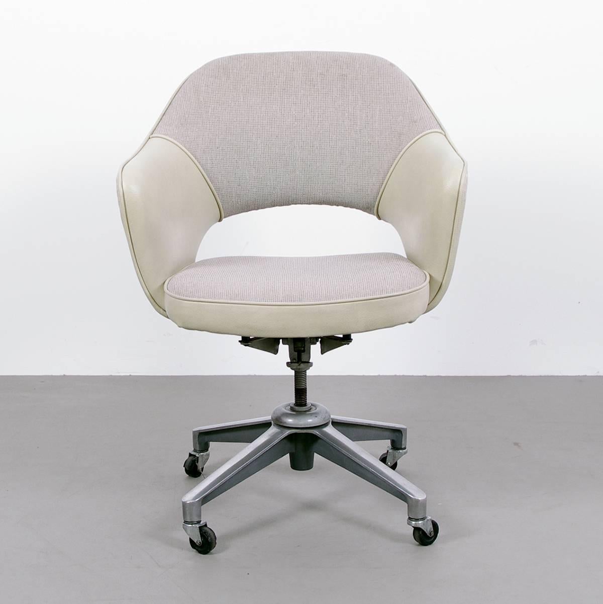 Comfortable and stylish Saarinen executive swivel arm chairs on casters. Original Naugahyde / fabric upholstery in good condition. 

Free shipping for European destinations!

We strive for a high level of service and offer: White glove shipping,