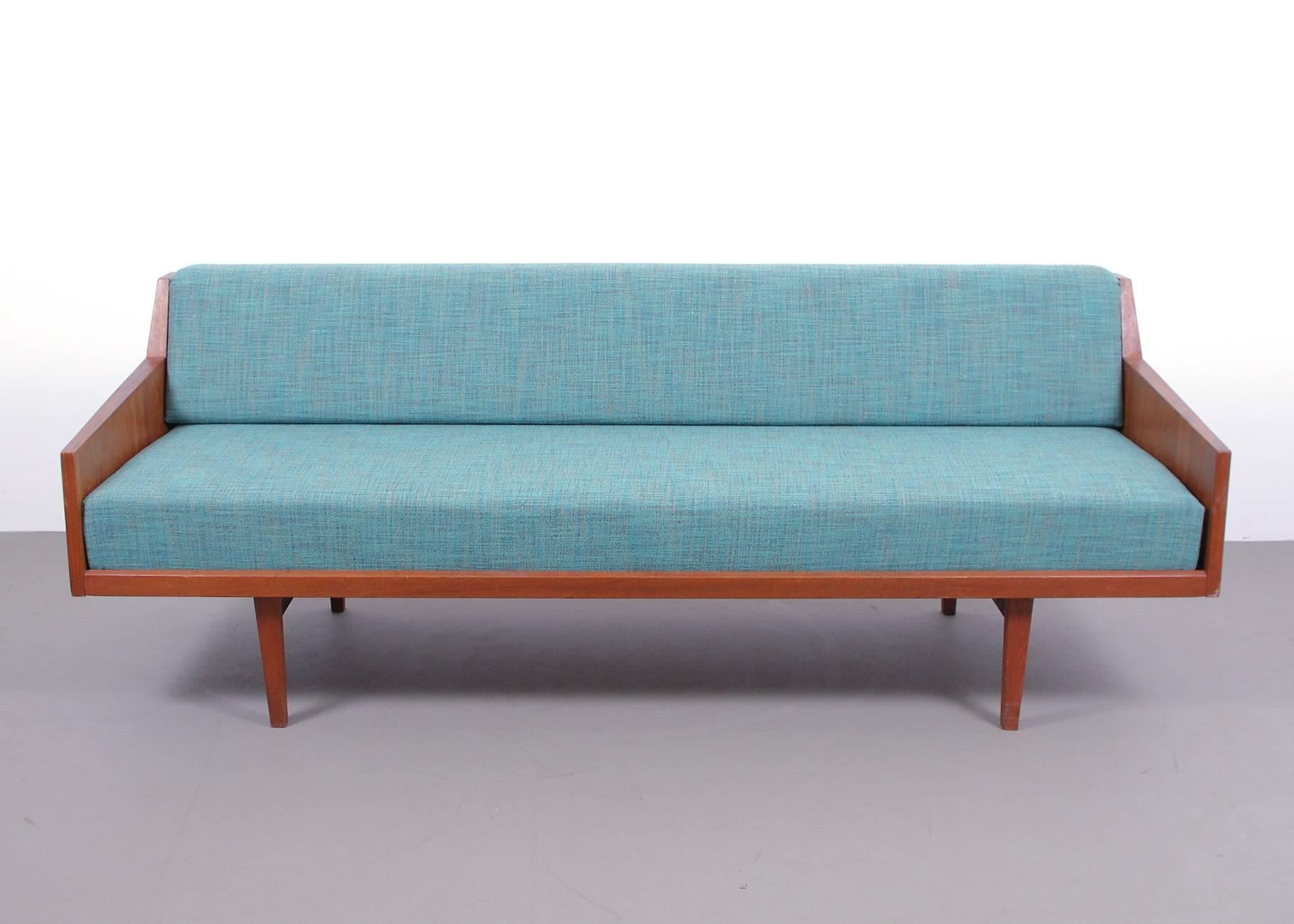 Great daybed by an unknown designer for Horsnaes Møbler, Denmark. Wooden frame (teak) with loose backrest seat cushion and mattress on slatted.

Free shipping for European destinations!

We strive for a high level of service and offer: White