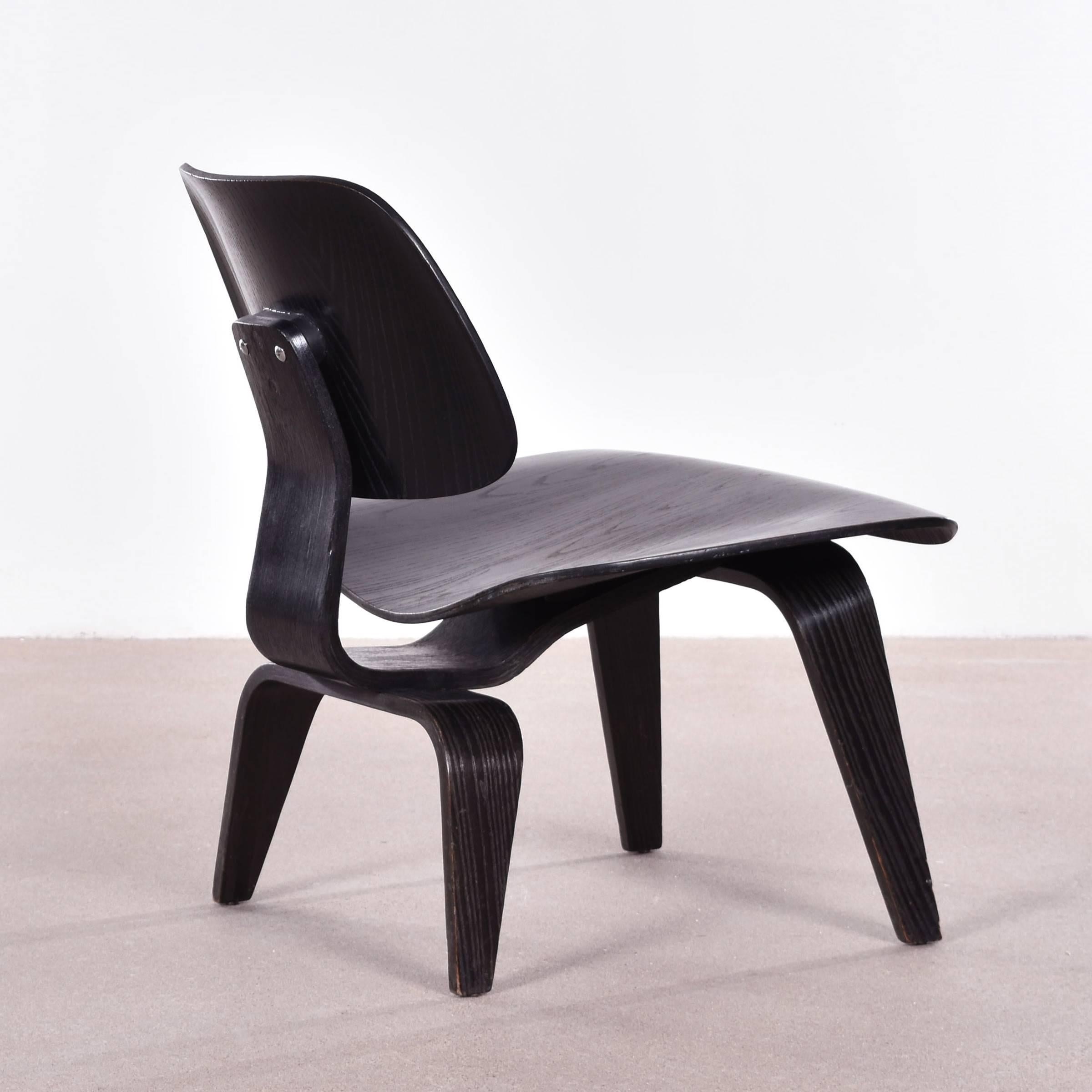 black eames chair