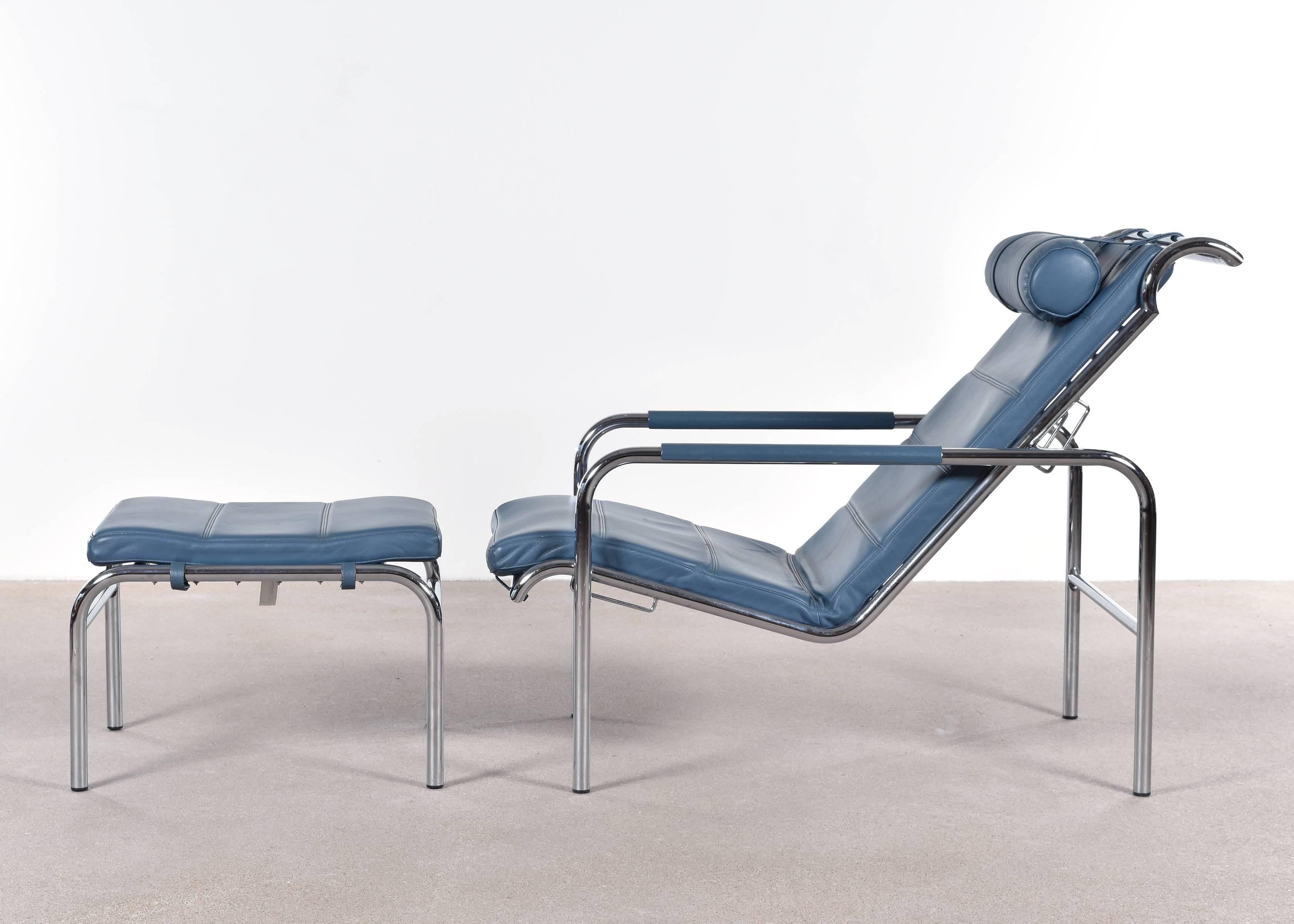 Genni chaise designed in 1935 by Gabriele Mucchi for Zanotta. Very comfortable lounge chair and ottoman with original petrol blue leather upholstery. Excellent vintage condition. Signed with manufacturer's label and serial number.

Free shipping