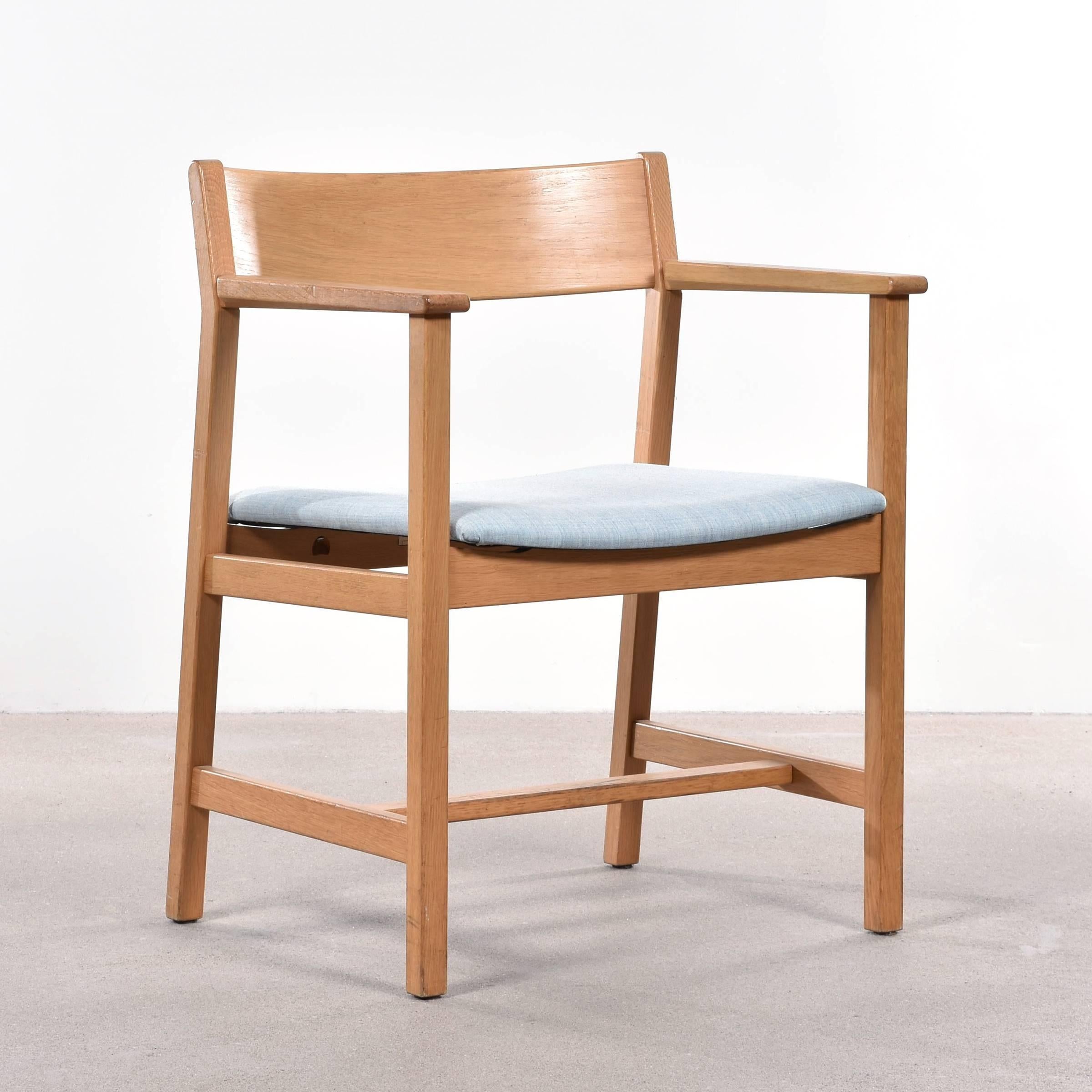 Simple and elegant Børge Mogensen dining chairs model no. 3248 for Fredericia Stolefabrik. Oak frames with new canvas Kvadrat (or leather) upholstery at choice.