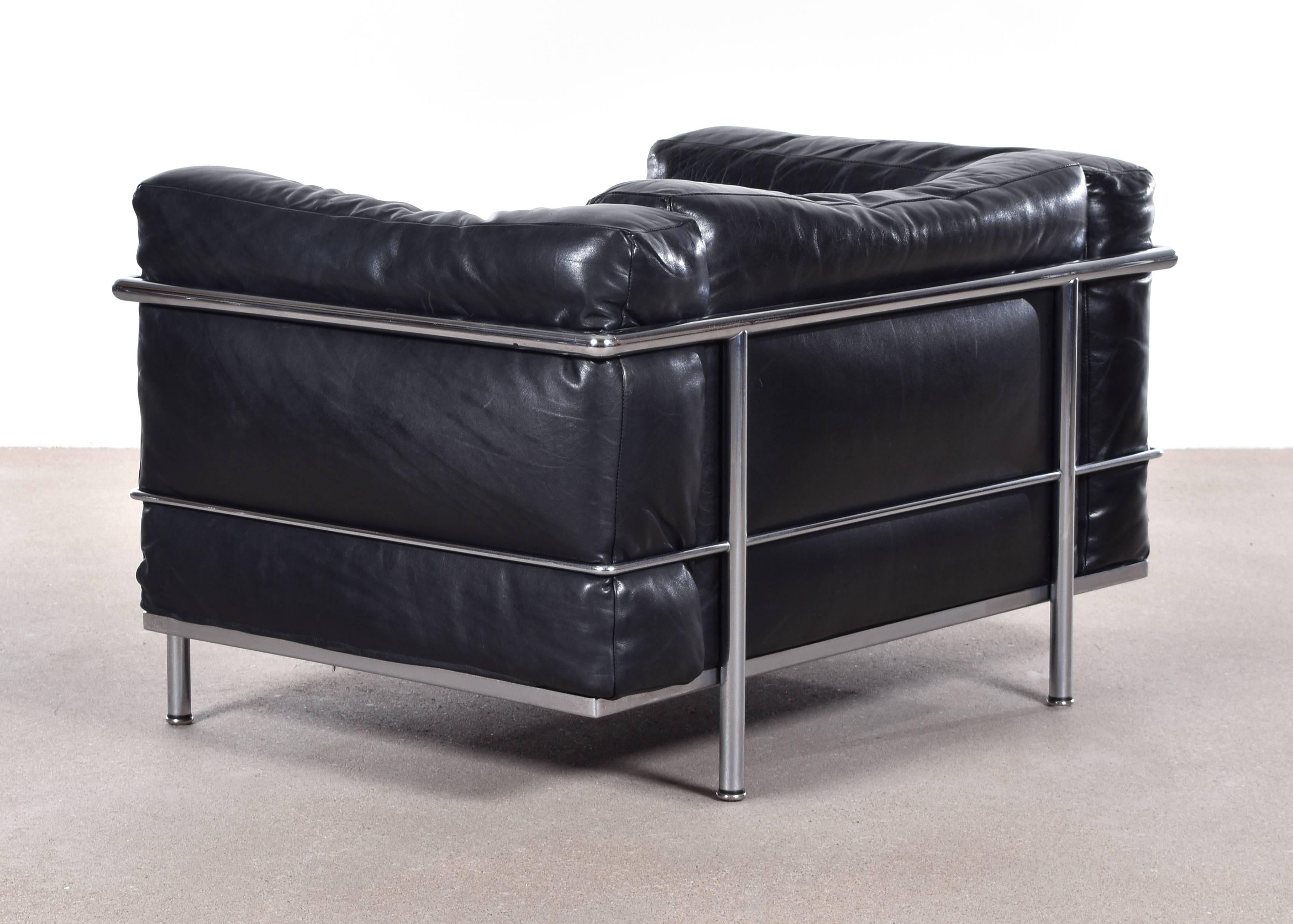 Beautiful iconic LC3 club chair in black leather for Cassina. Early edition #467 in great vintage condition with perfect patina.

Free shipping for European destinations!