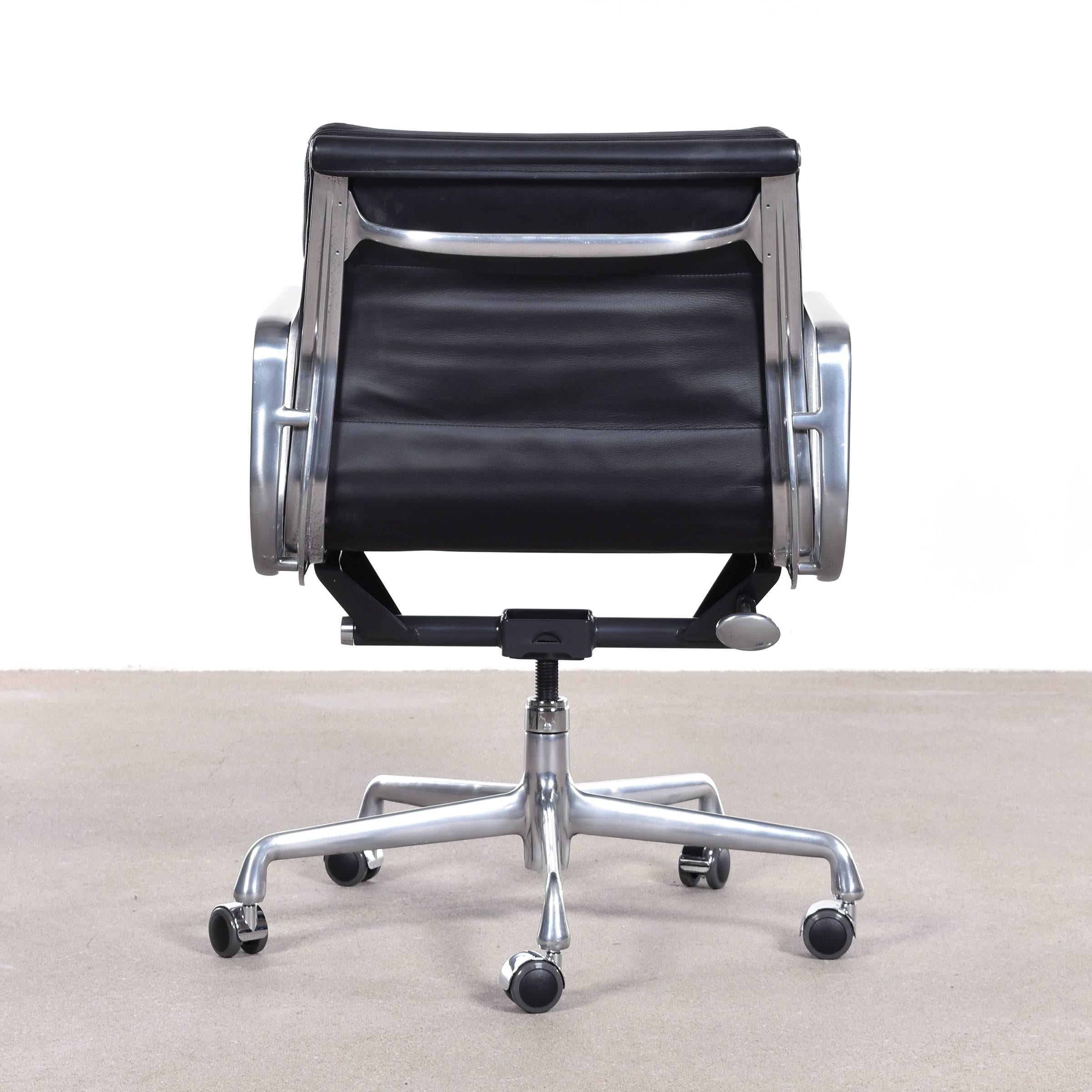 Mid-Century Modern Eames Ea435 Management Soft Pad Office Chair by Herman Miller