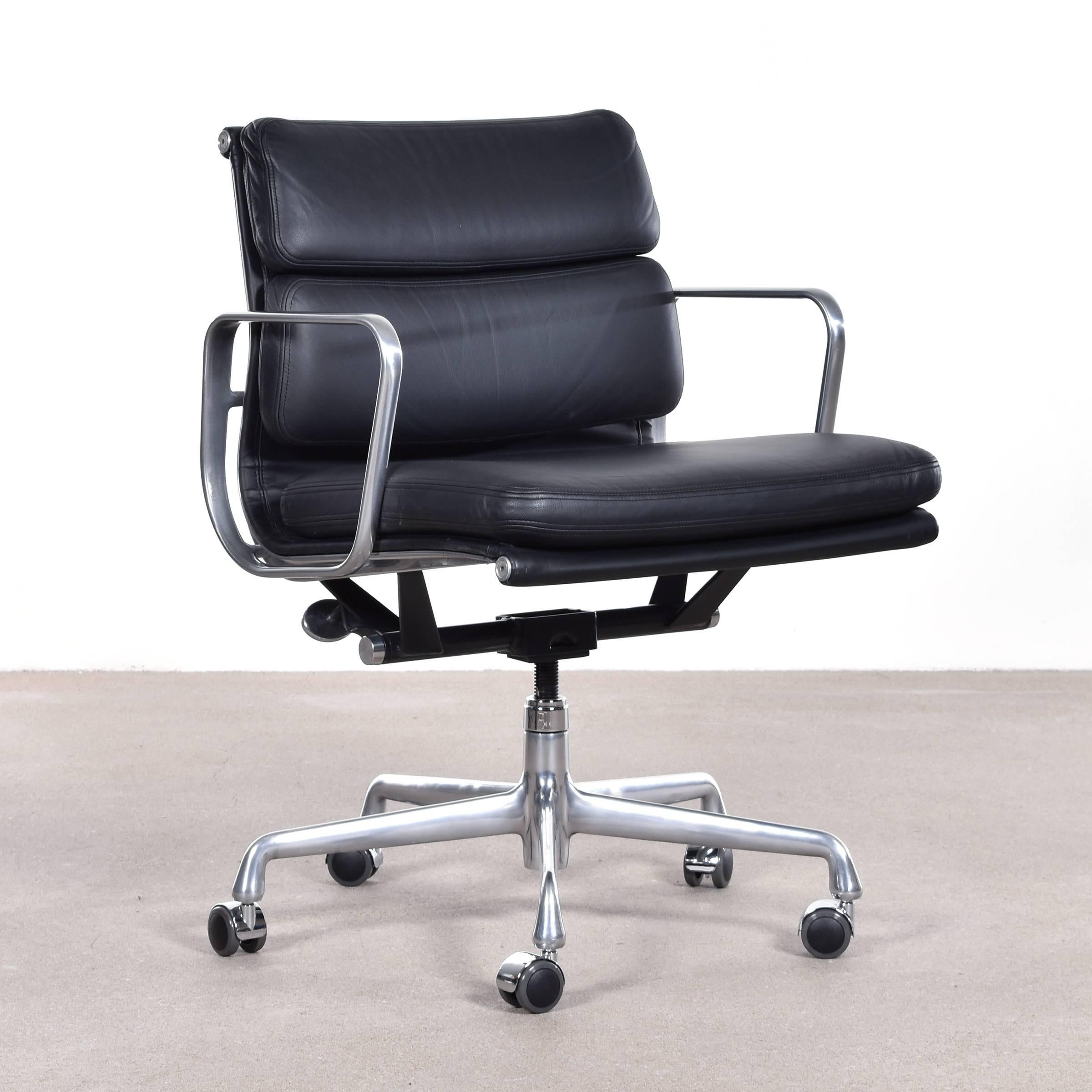 Comfortable management office chair in very good condition. Lightweight aluminum frame with leather upholstery, tilt-swivel mechanism and spindel seat-height adjustment. Casters for soft or hard flooring at choice. Signed with manufacturer's sticker