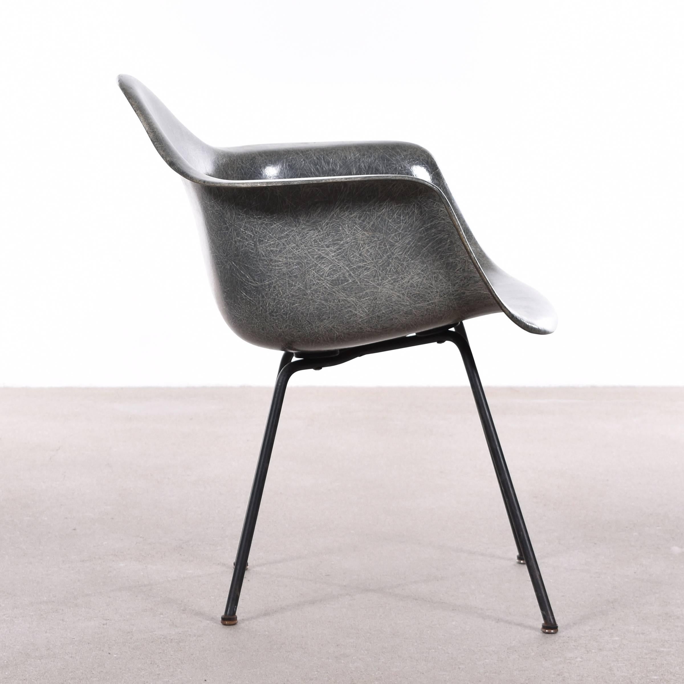 Iconic SAX chair (Standard Armchair X-base) with elephant hide grey color. The chair is in excellent original condition with only slight traces of use and perfect fiberglass patina. First generation Zenith plastics production with rope. Signed with