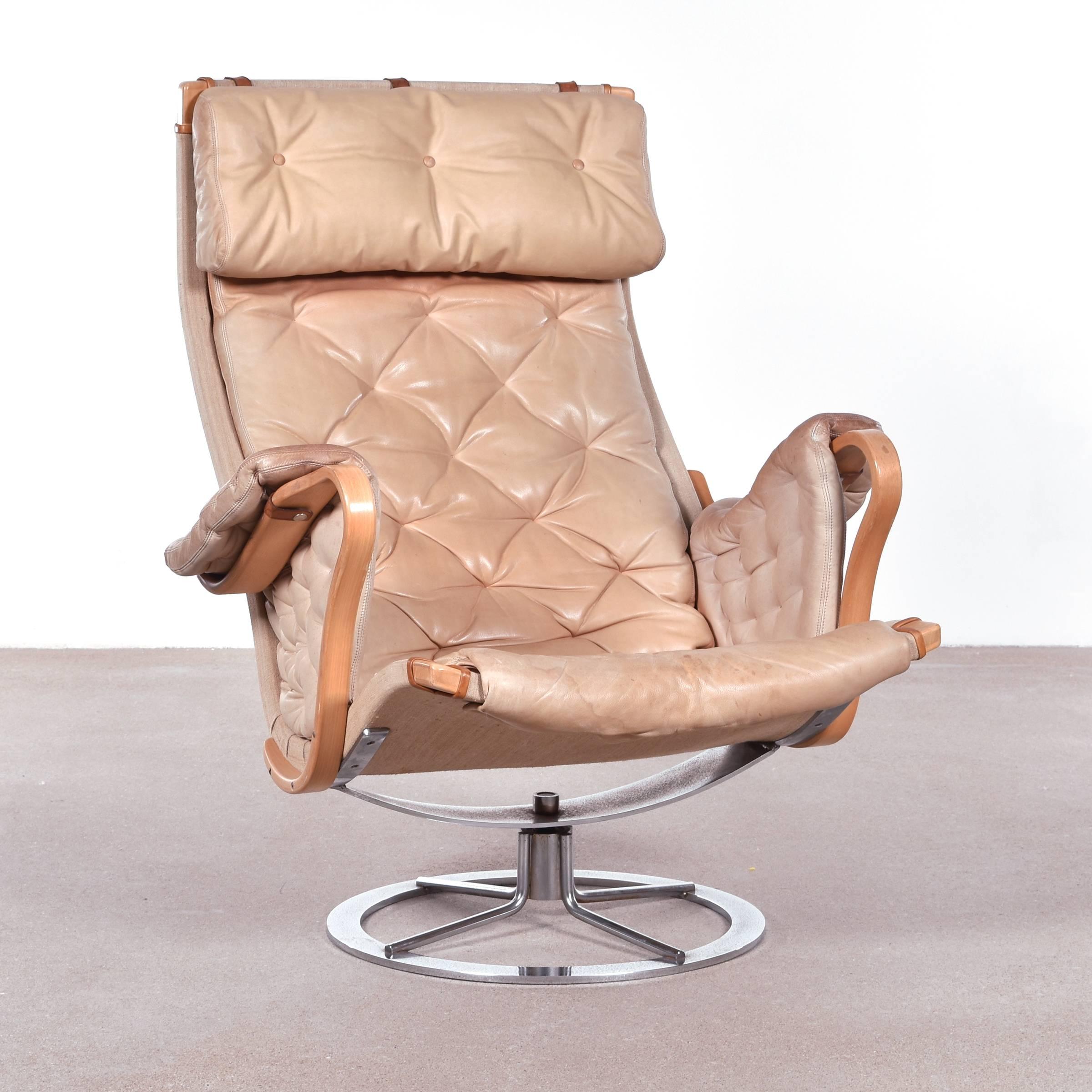 Beautiful and comfortable easy chair by Bruno Mathsson. Rare version with swivel chrome plated steel base. Molded beech frame with canvas and leather upholstery in good original condition.

Free shipping for European destinations!

We strive for