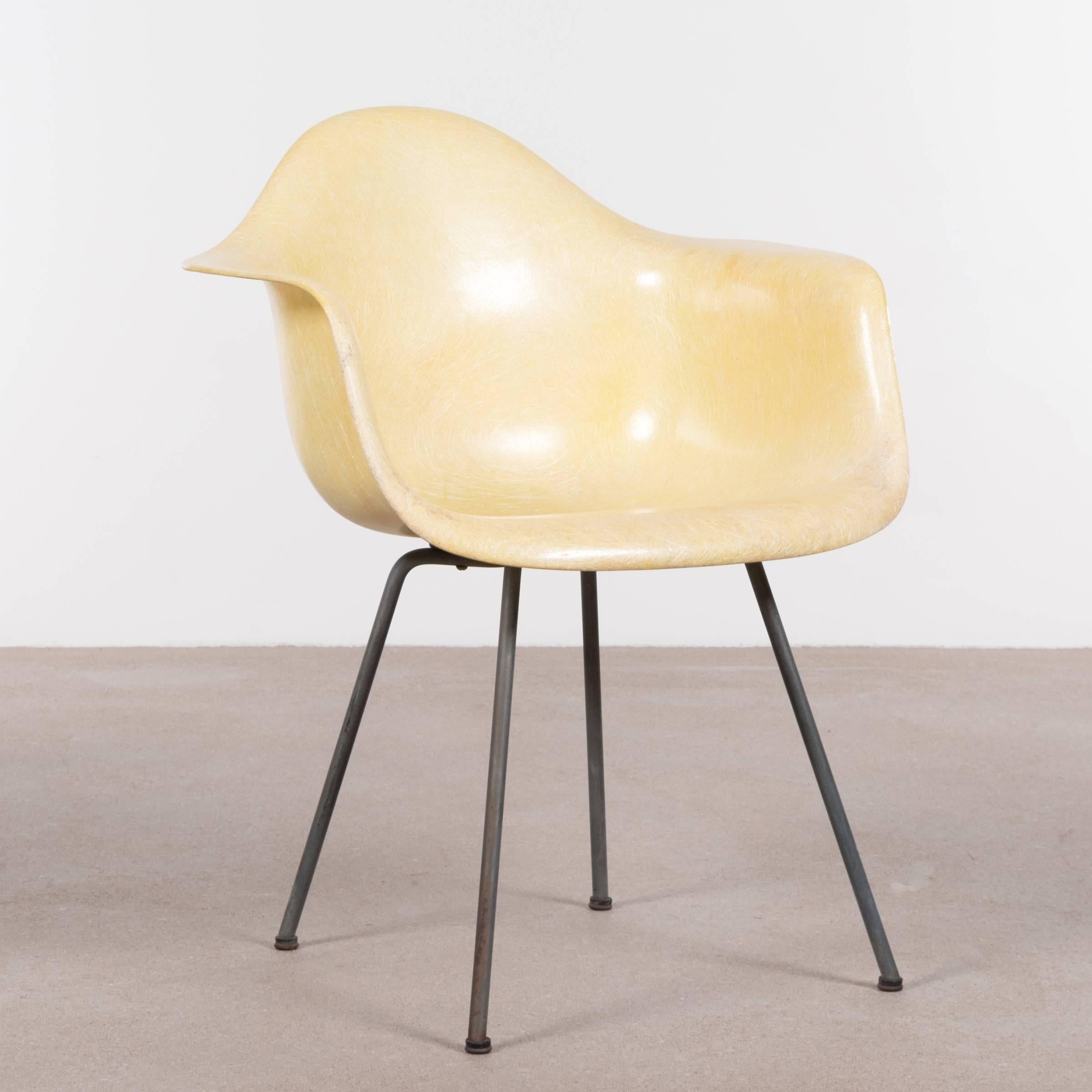 Iconic Dax chair in natural (pale) lemon yellow color. Chair is in very good condition with only light traces of use. First generation zenith plastics production with rope. Signed with 'checkerboard label'.