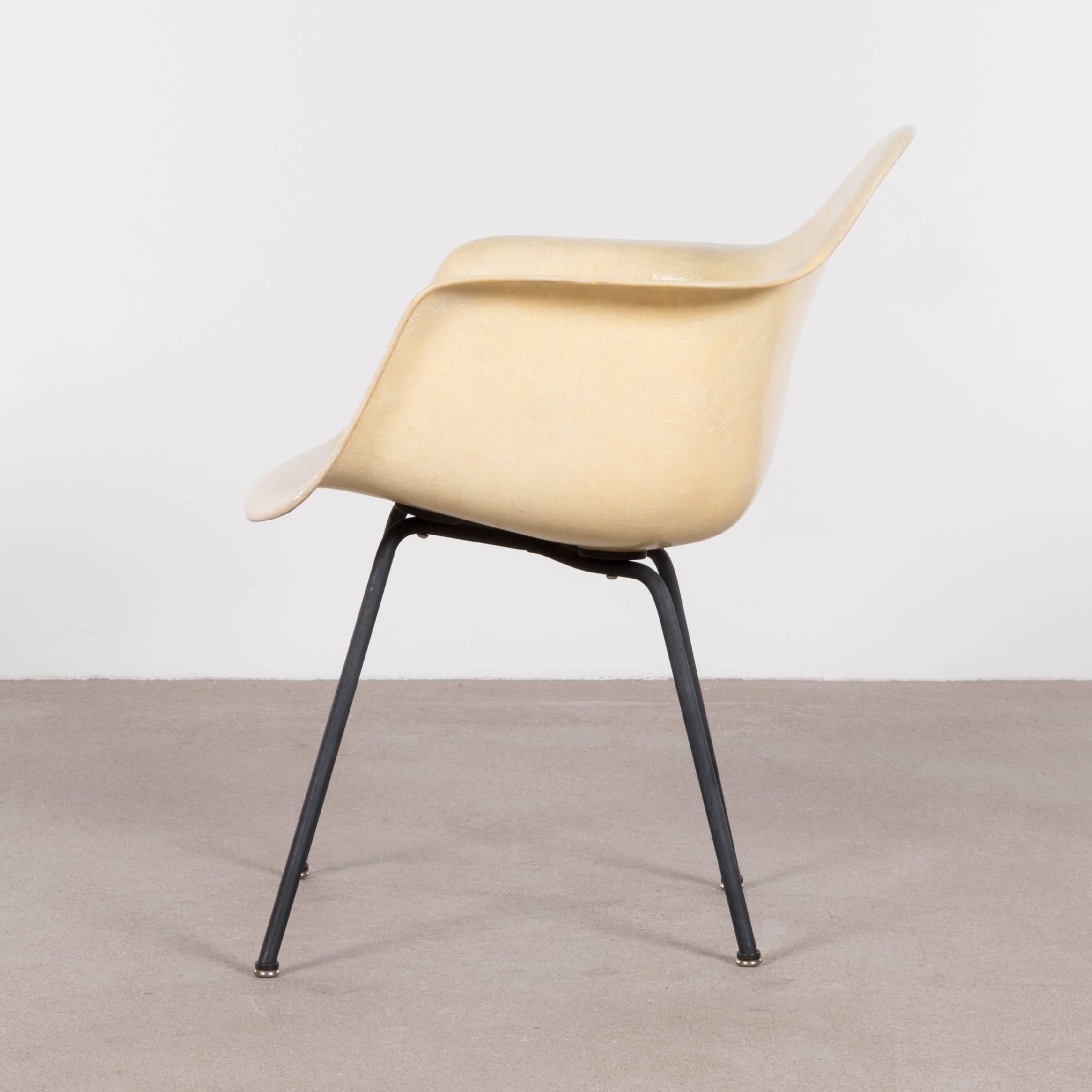 Mid-Century Modern Eames Parchment SAX Herman Miller USA 'Zenith Rope' Standard Chair