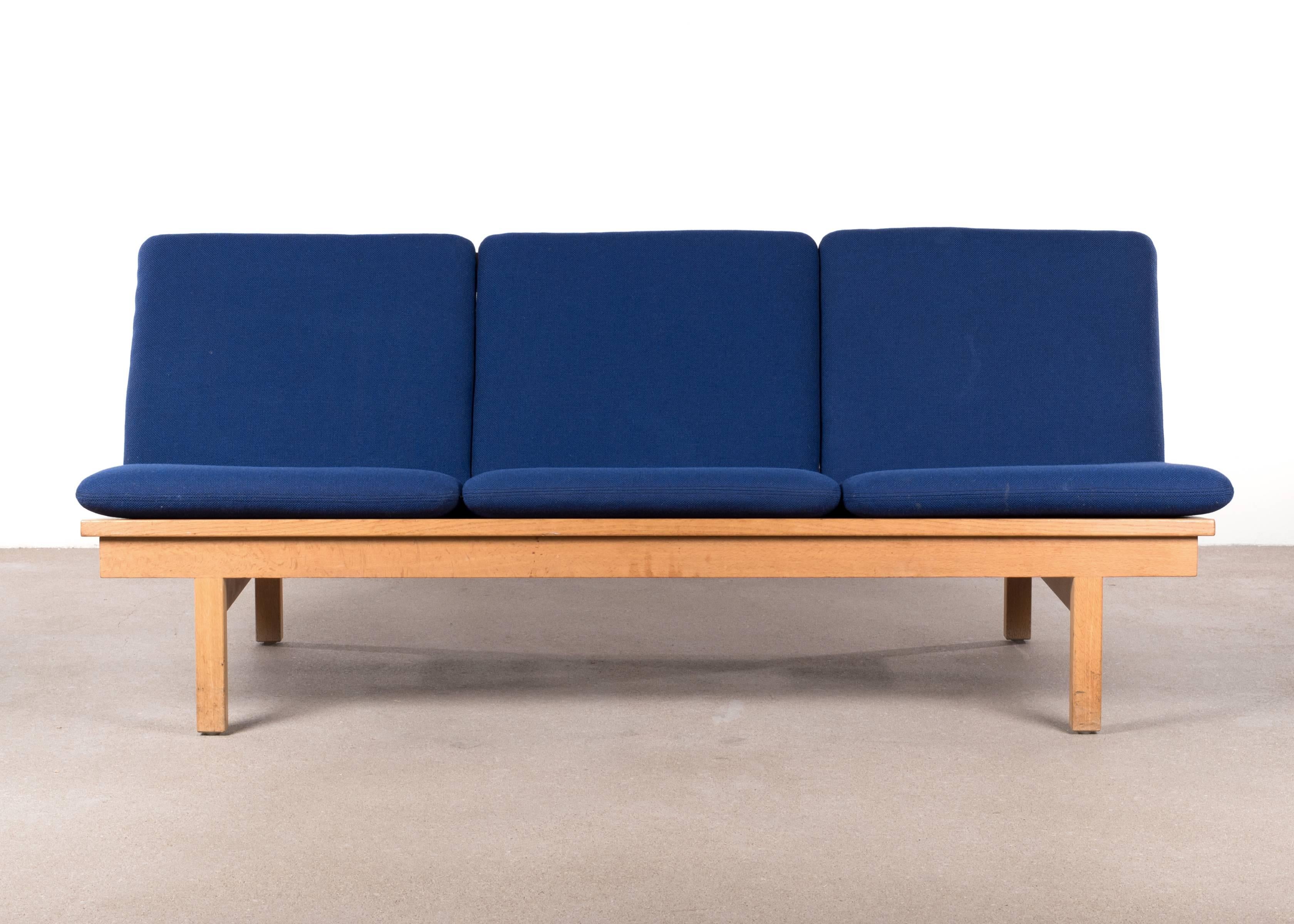 Bench model 2218 by Børge Mogensen for Fredericia Stolefabrik. Wooden oak frame with loose cushions upholstered in with original blue / violet Kvadrat wool. Very light wear on frame and cushions, overall in (very) good condition. Reupholstery is