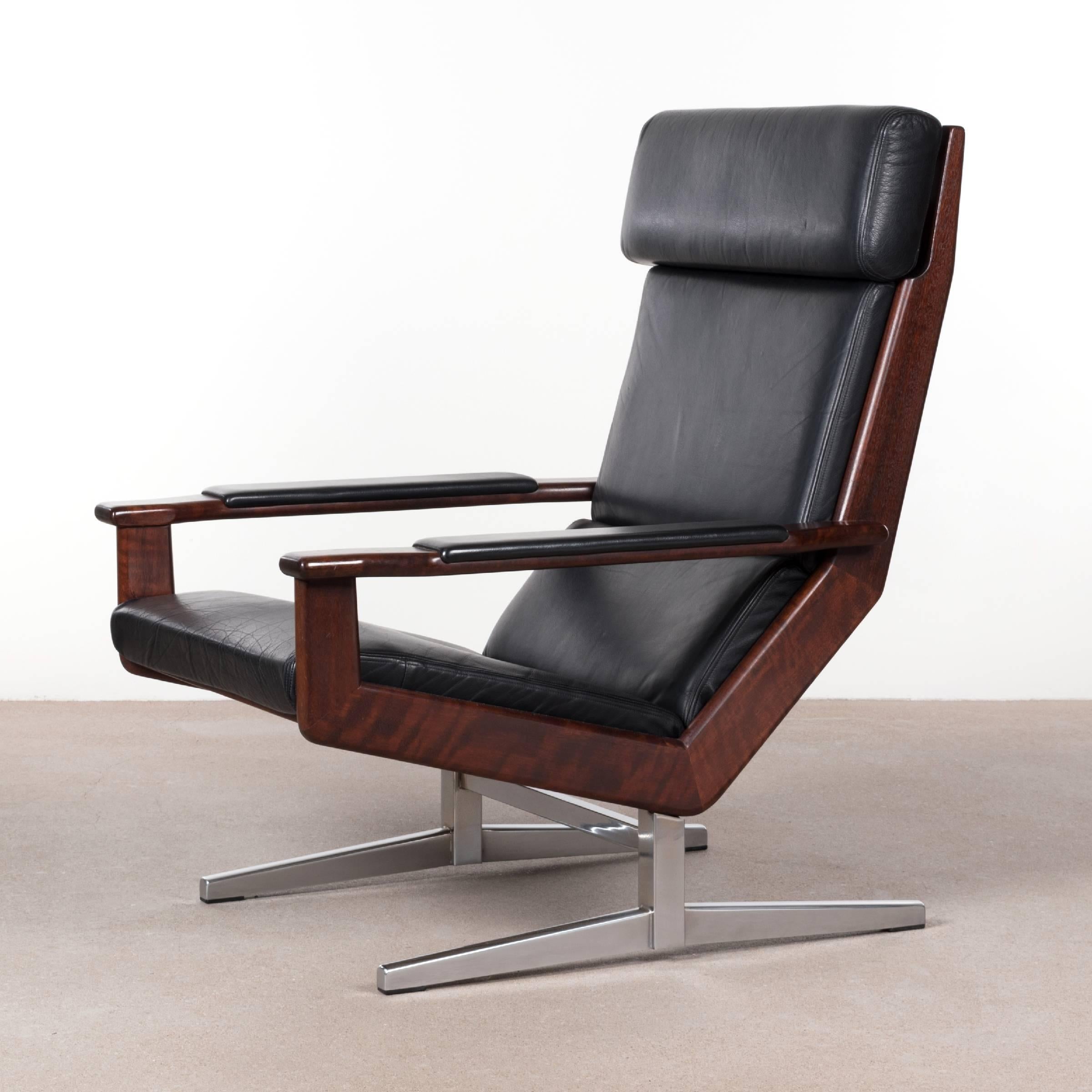 Elegant and rare leather Lotus lounge chair by Rob Parry. Chrome-plated base, black leather cushions and rosewood frame / armrests. All in very good original condition with renewed webbing.

Free shipping for European destinations!

We strive
