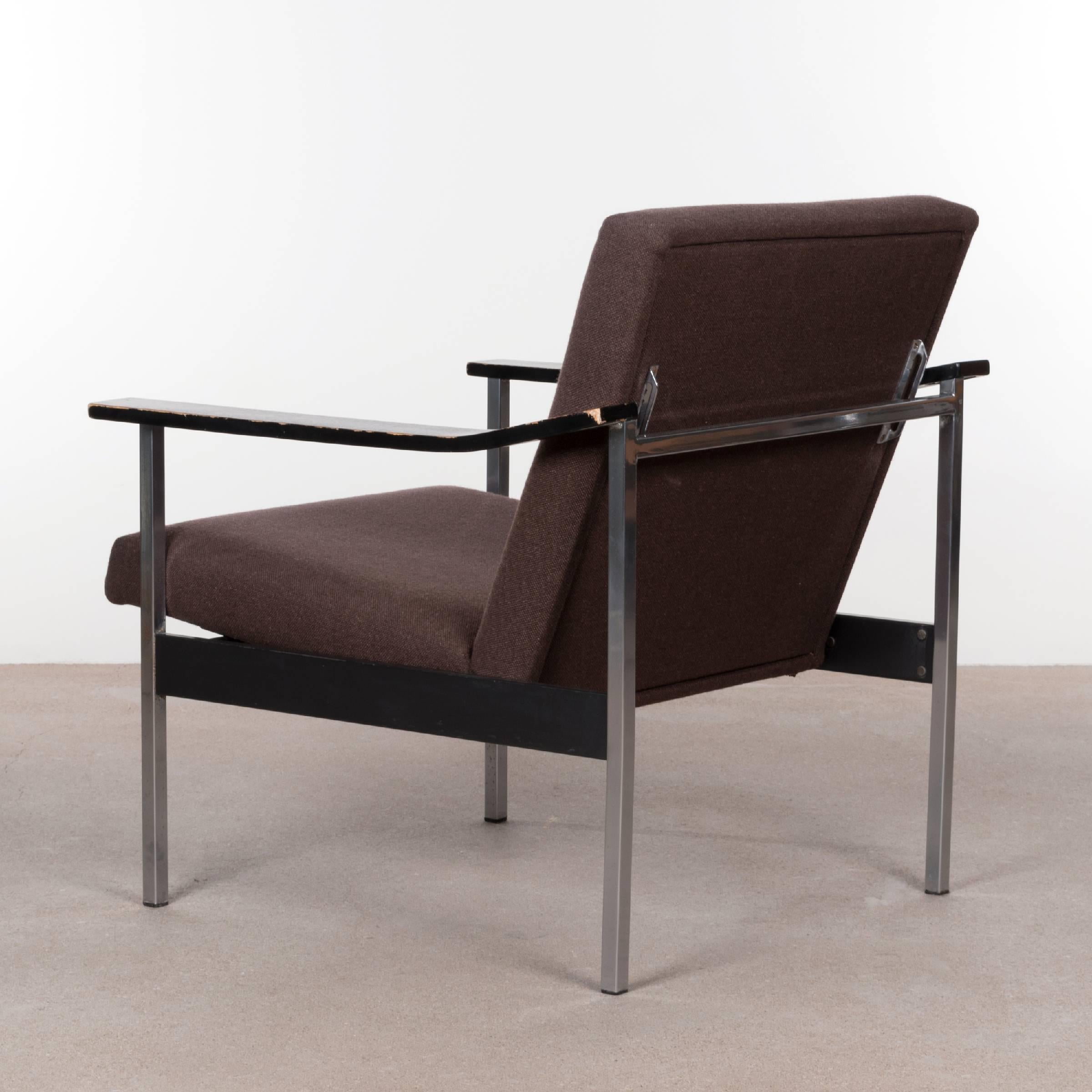 Rare easy chair by Coen de Vries for Gispen. Chrome frame, adjustable backrest in 7 positions with brown upholstery (Ploegstof) and black stained armrest. All in original good condition. Only slight traces of use on frame and armrests. Contact us