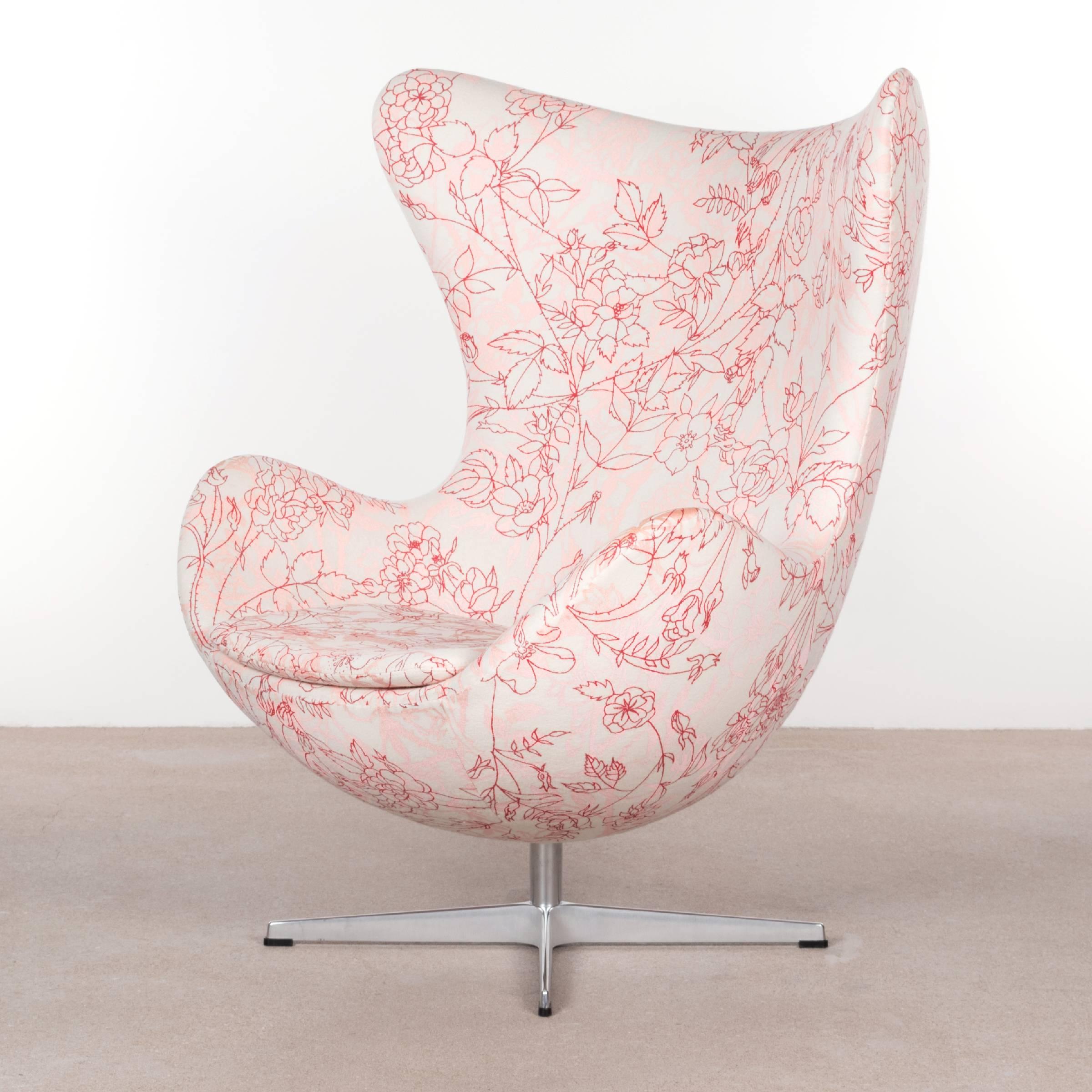 Iconic and comfortable egg chair by Arne Jacobsen for Fritz Hansen. Fabric with rose motiv in red and pink accents (Kvadrat Happy KL 106 Tord Boontje). Polished aluminum base with swivel and tilt mechanism. All in very good original condition.