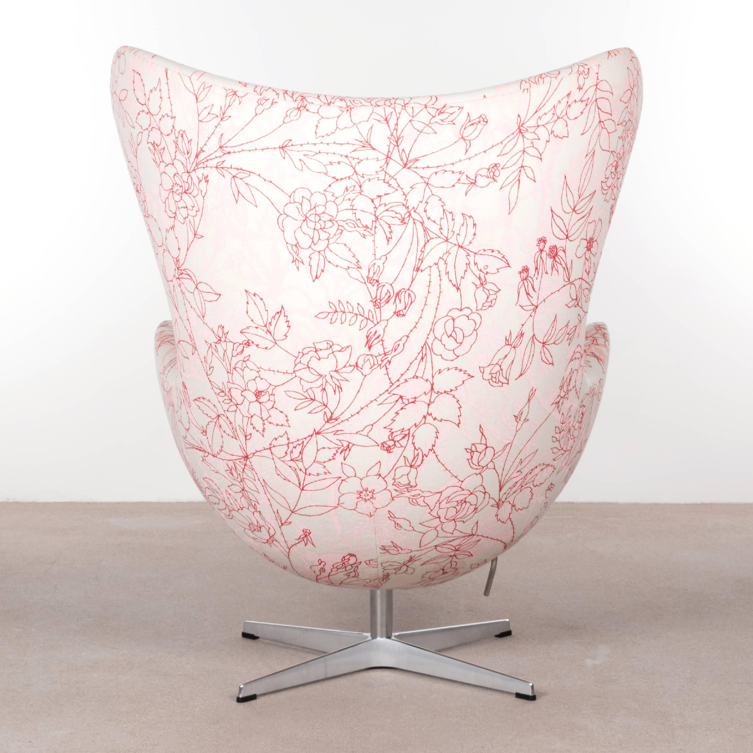 Scandinavian Modern Arne Jacobsen Egg Chair in Elegent Fabric with Rose Motifv for Fritz Hansen