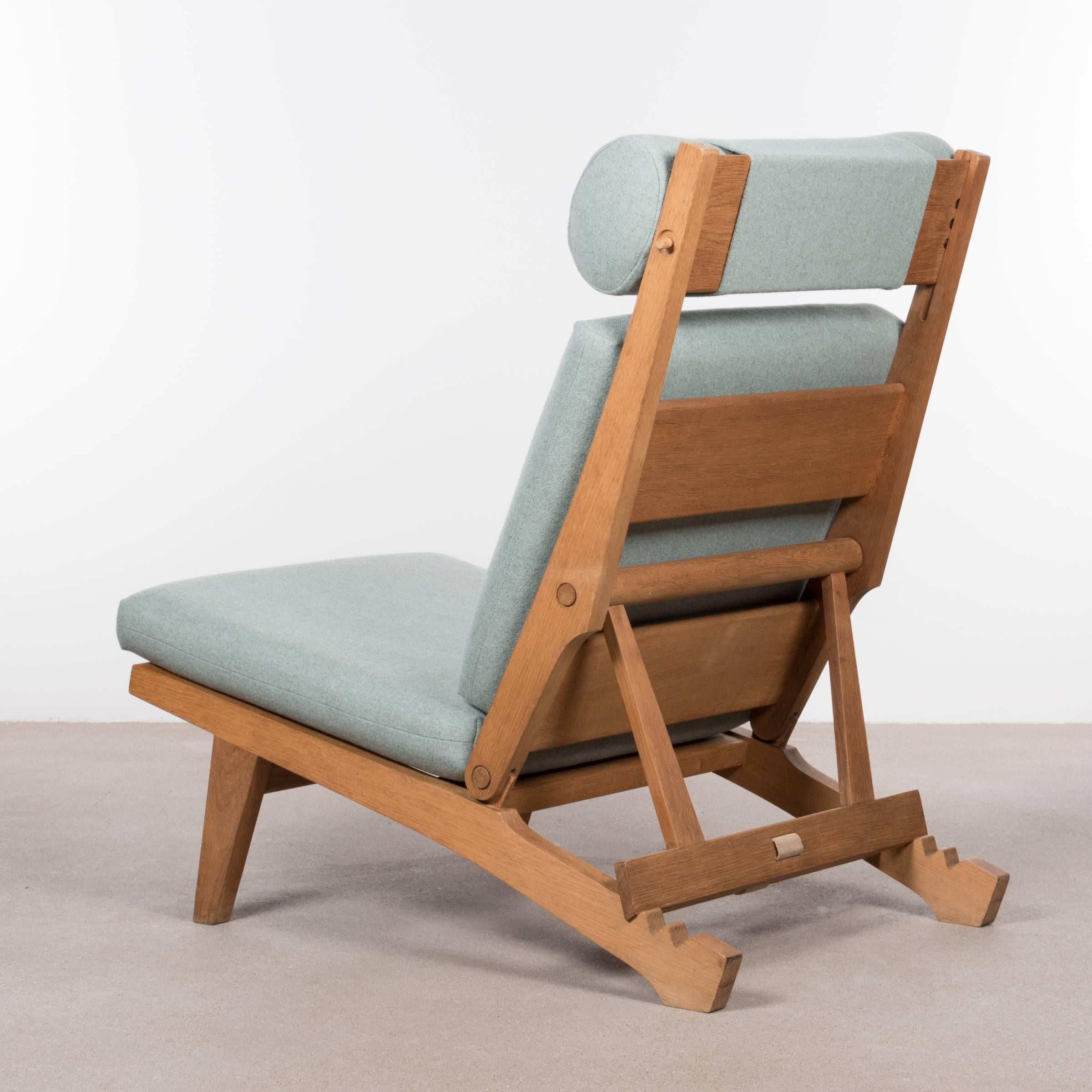 Hans Wegner AP71 folding lounge chair designed in 1968. Adjustable back- and headrest in three positions. Solid oak frame, papercord seating and new sea foam green cushions (Kvadrat Tonus) all in very good / excellent condition. Multiple chairs