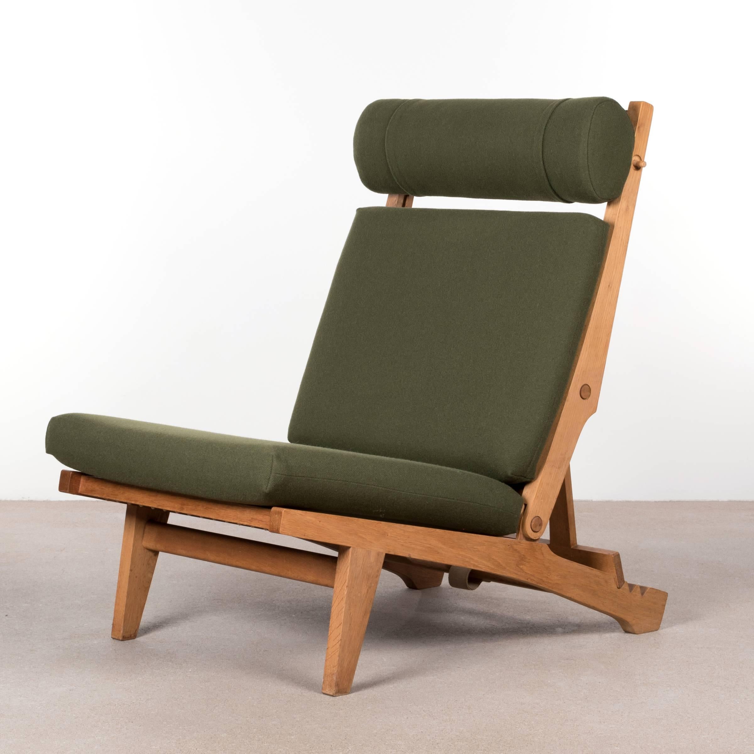 Rare Wegner AP71 folding lounge chair designed in 1968. Adjustable back- and headrest in three positions. Solid oak frame, papercord seating and new dark green cushions (Kvadrat Tonus) all in very good / excellent condition. Available with matching