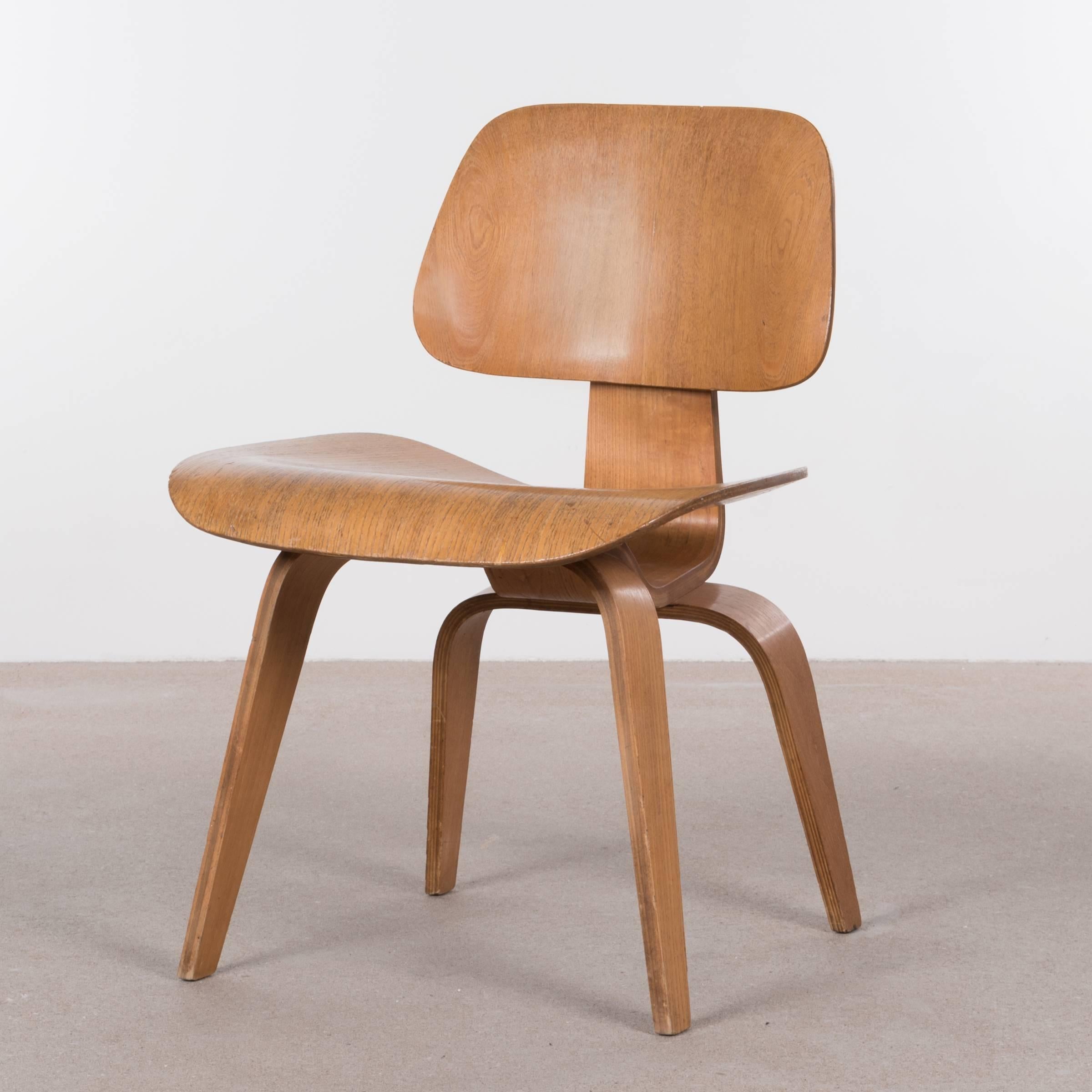 Eames DCW Ash Dining Chair for Herman Miller In Good Condition In Amsterdam, NL