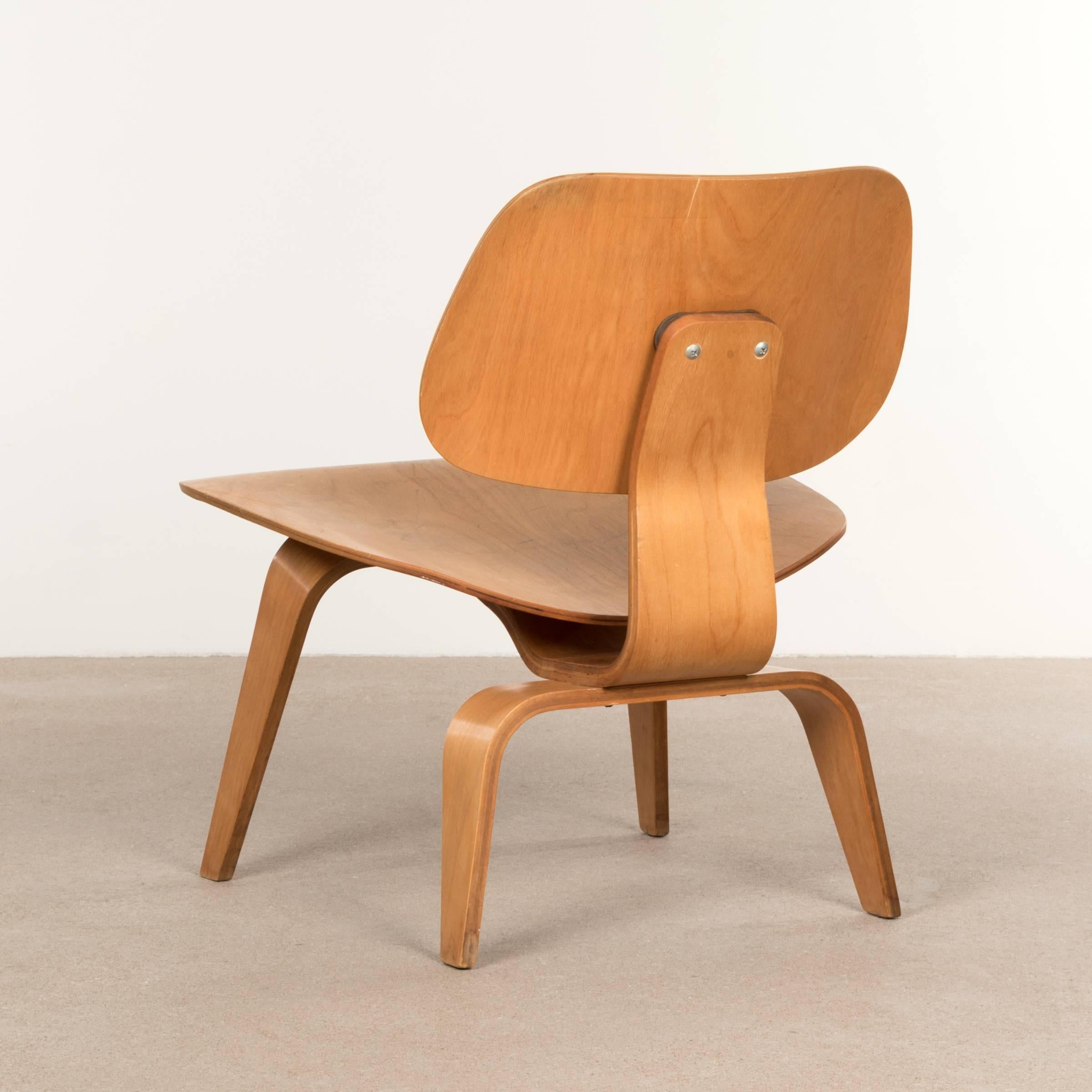 eames lcw chair