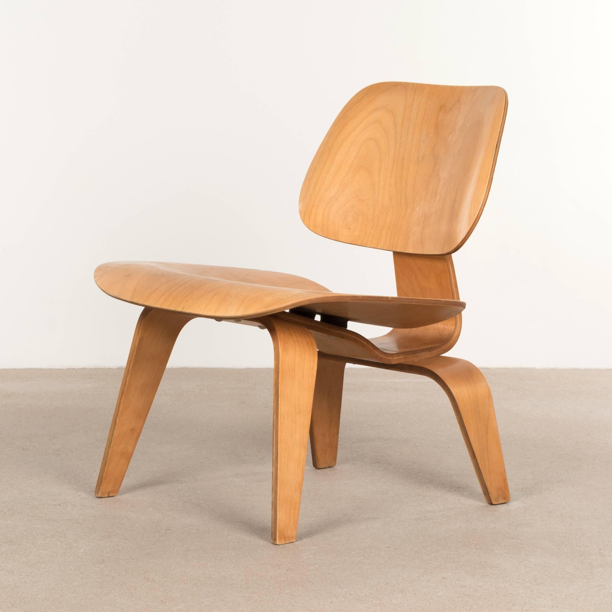 eames lcw lounge chair