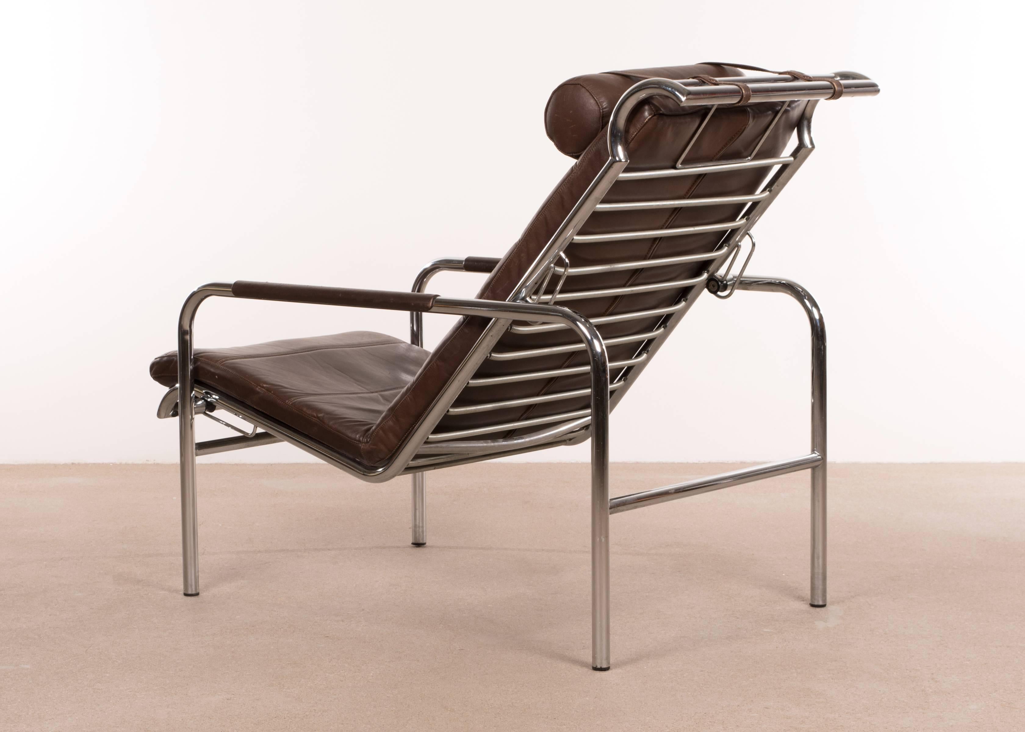 Genni chaise designed in 1935 by Gabriele Mucchi for Zanotta. Comfortable lounge chair with leather upholstery and chrome-plated steel frame. All in very good original condition with only light traces of use. Signed with manufacturer's label and