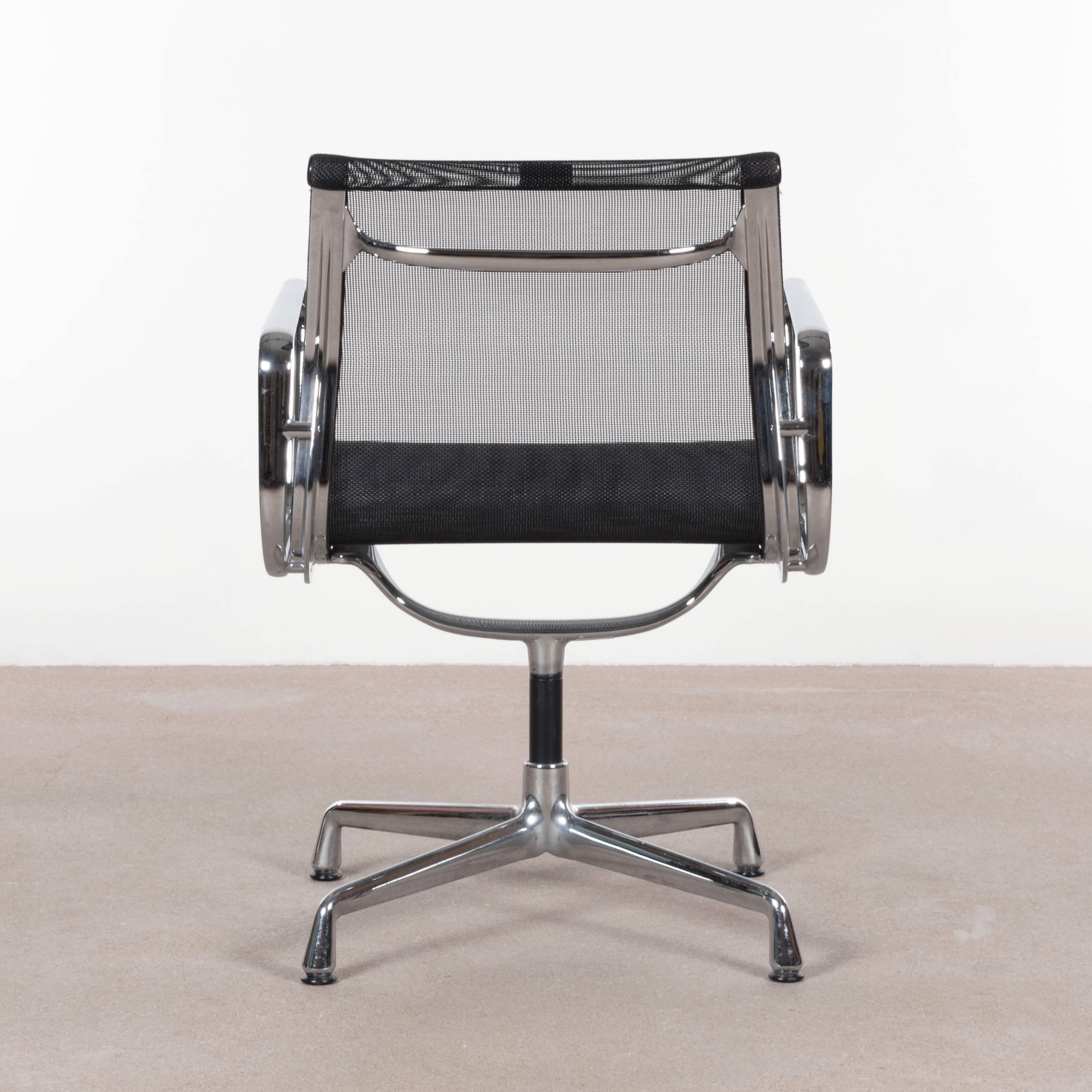 Milieu du XXe siècle Chaise de salle à manger Eames EA108 noire en tissu filet tissé par Vitra en vente