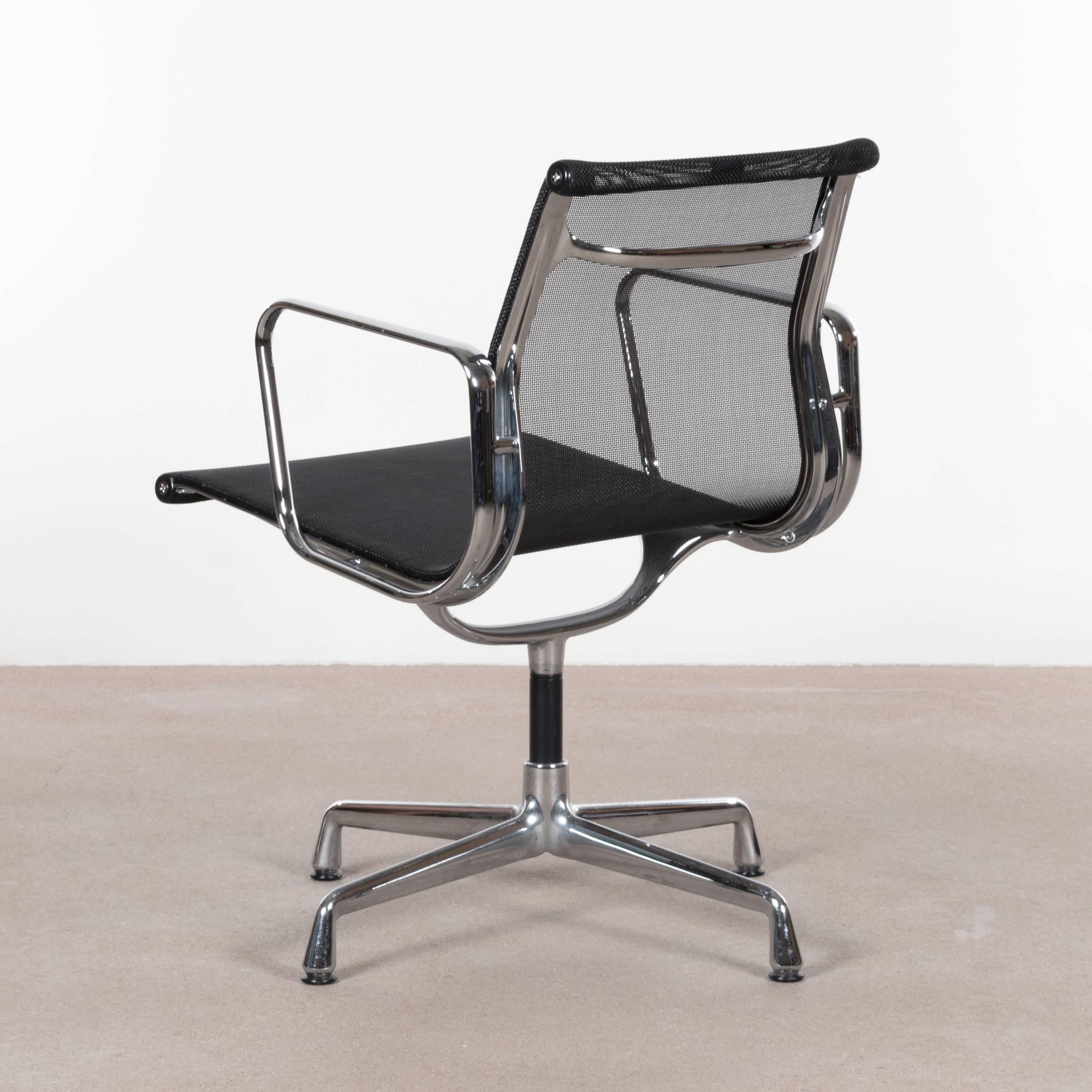 Aluminium Chaise de salle à manger Eames EA108 noire en tissu filet tissé par Vitra en vente