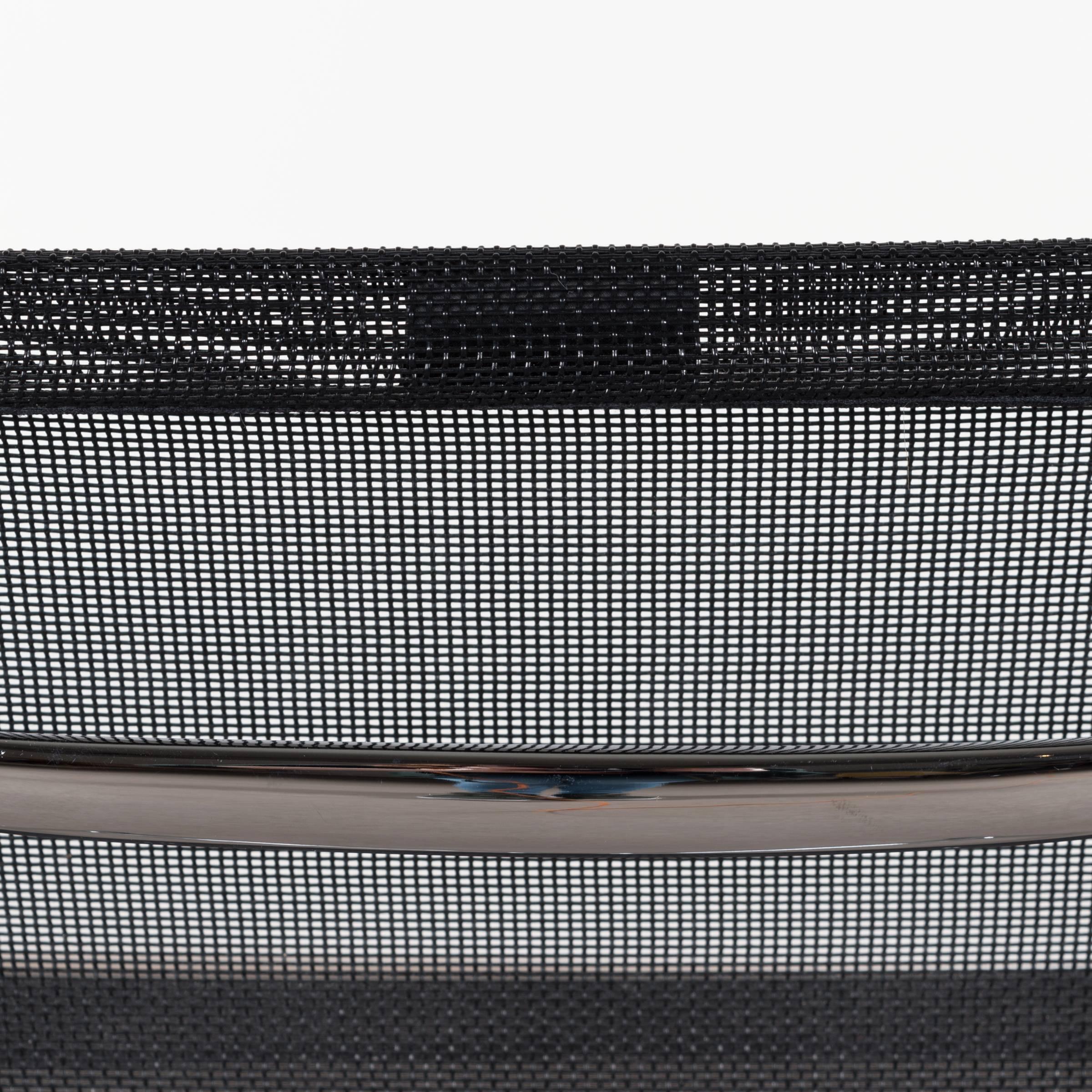Chaise de salle à manger Eames EA108 noire en tissu filet tissé par Vitra en vente 7