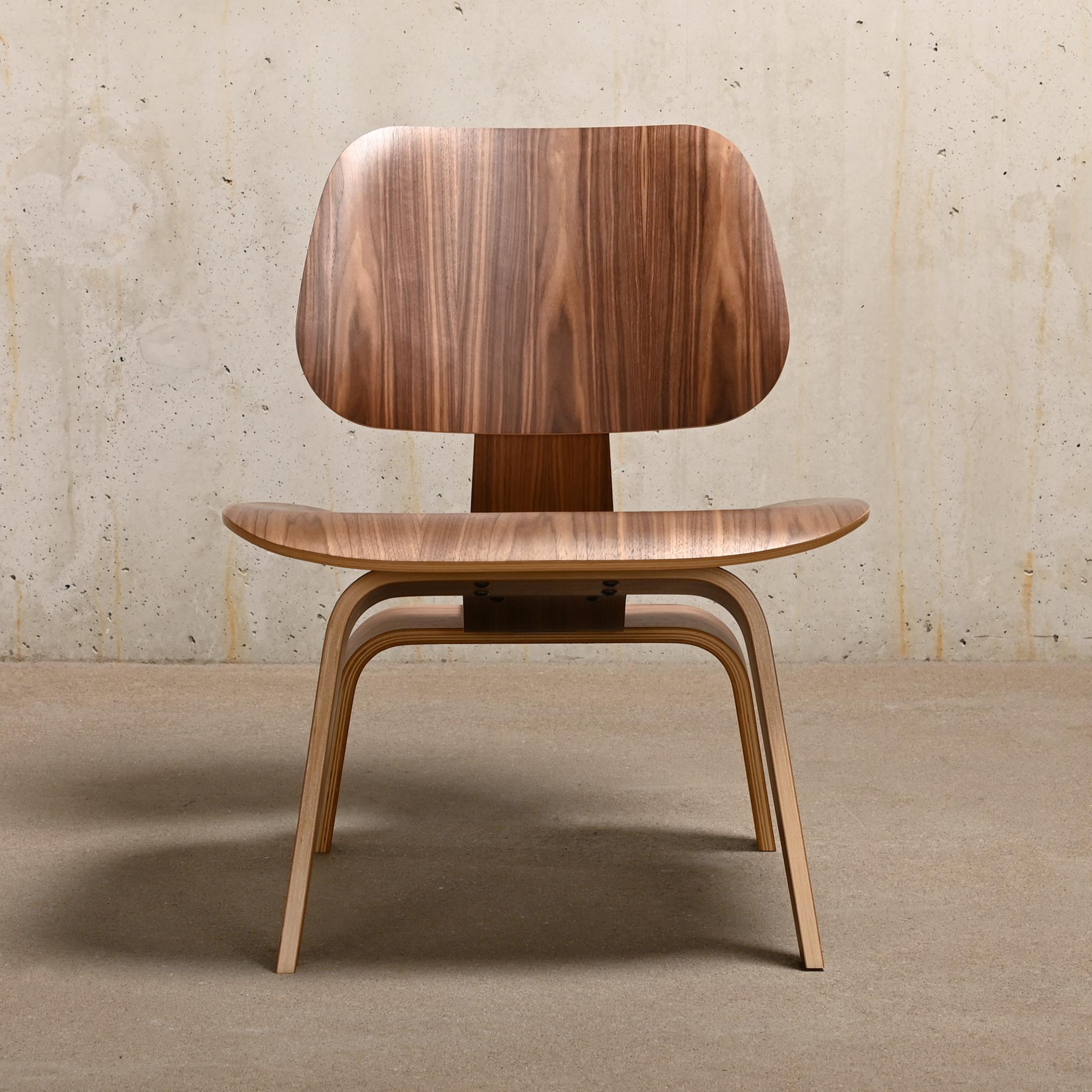 Der ikonische LCW Lounge Chair, entworfen von Charles & Ray Eames aus Walnuss-Sperrholz und hergestellt von Herman Miller USA. Das Furnier und der Stuhl sind in sehr gutem / ausgezeichnetem, neuwertigem Zustand mit minimalen Gebrauchsspuren.