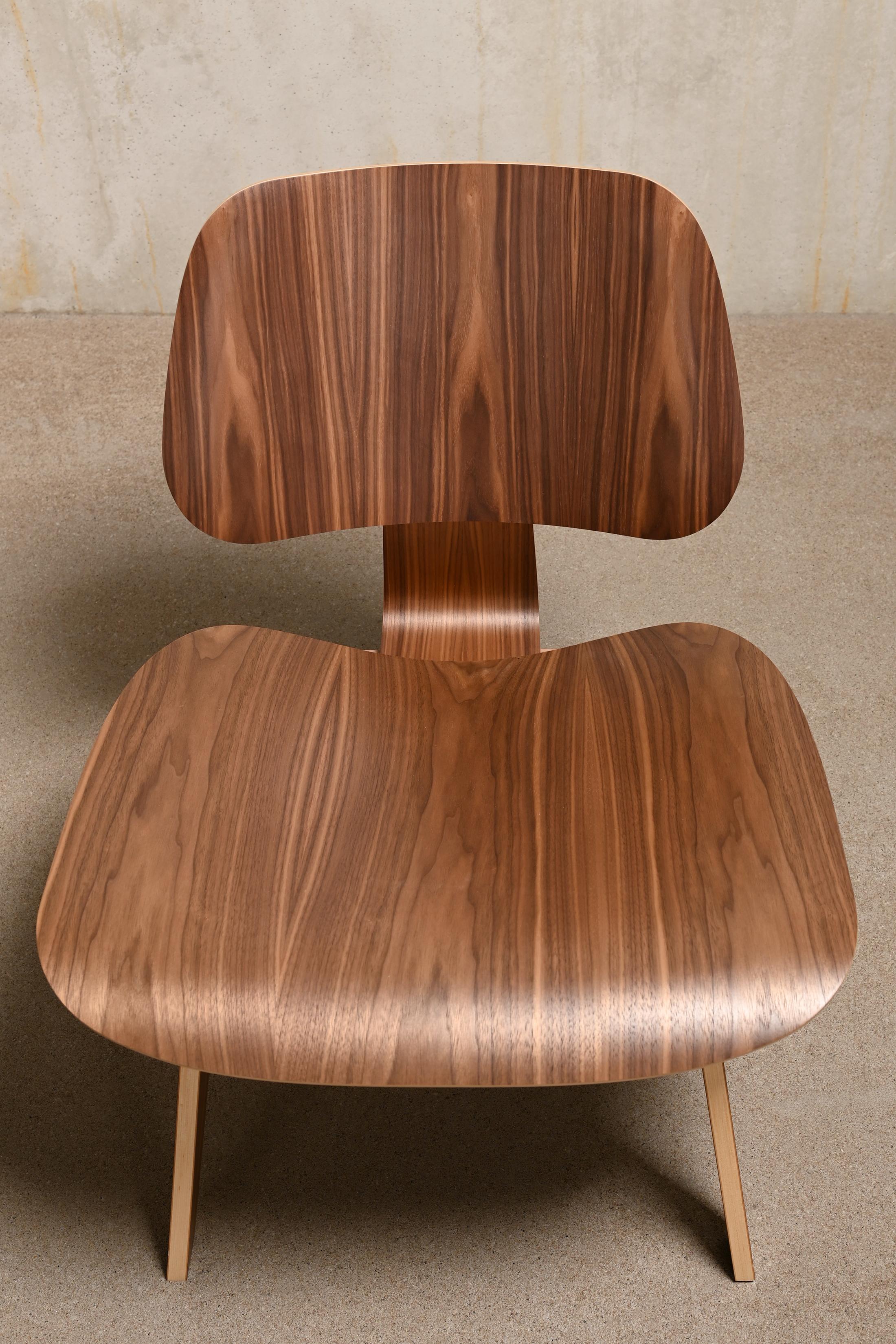 Charles & Ray Eames LCW Walnut Lounge Chair for Herman Miller For Sale 1