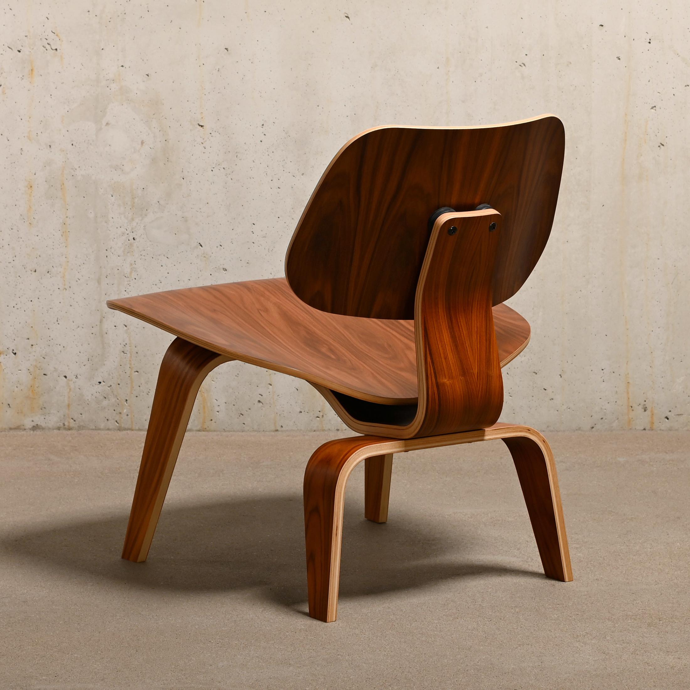 Mid-Century Modern Charles & Ray Eames fauteuil de salon Santos Palisander LCW pour Herman Miller