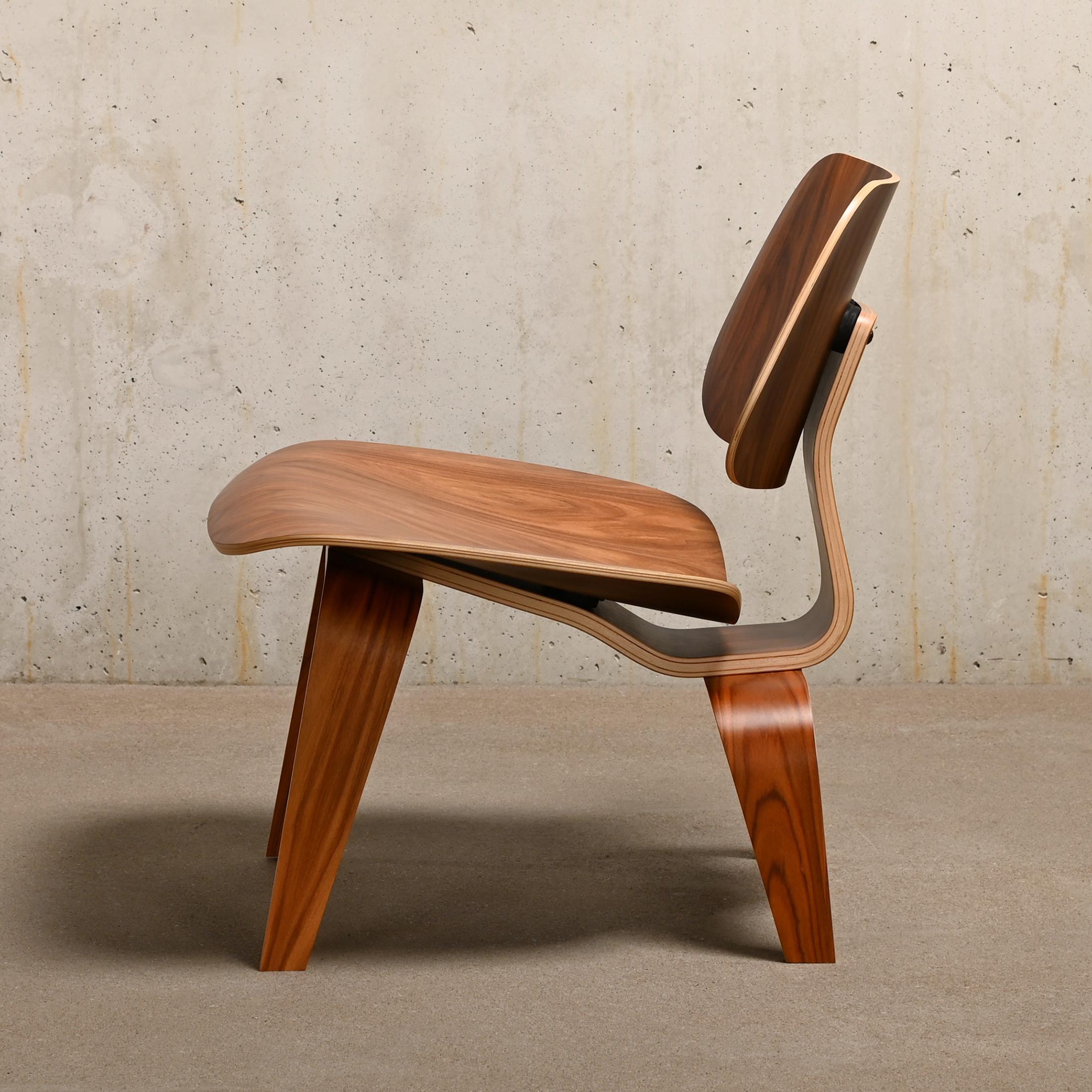 Der ikonische LCW Lounge Chair wurde von Charles & Ray Eames aus Santos Palisander Sperrholz entworfen und von Herman Miller USA hergestellt. Das Furnier und der Stuhl sind in sehr gutem / ausgezeichnetem, neuwertigem Zustand mit minimalen