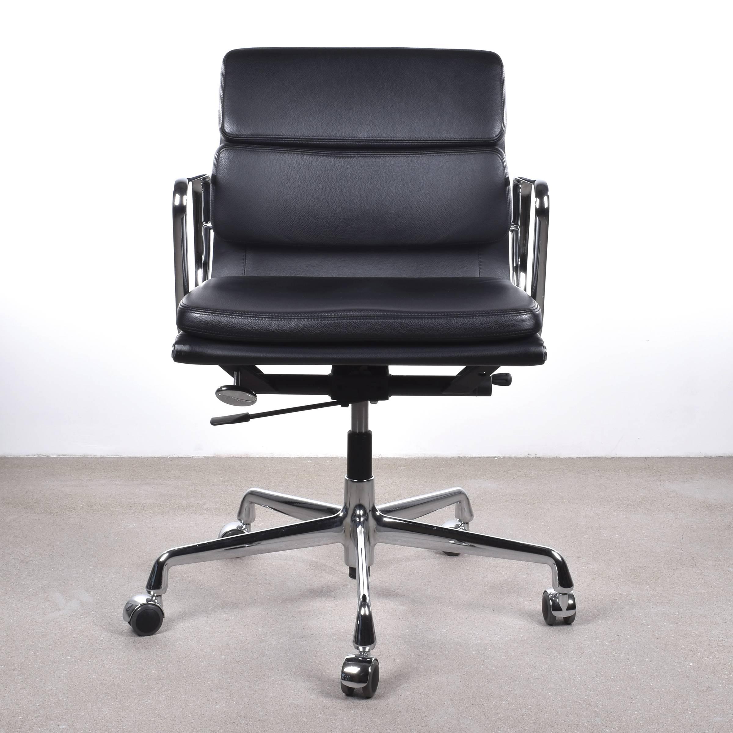Comfortable management office chair in very good condition. Lightweight aluminum (chromed) frame with leather upholstery, tilt-swivel mechanism and gasspring seat-height adjustment. Casters for soft or hard flooring at choice.
Seating height