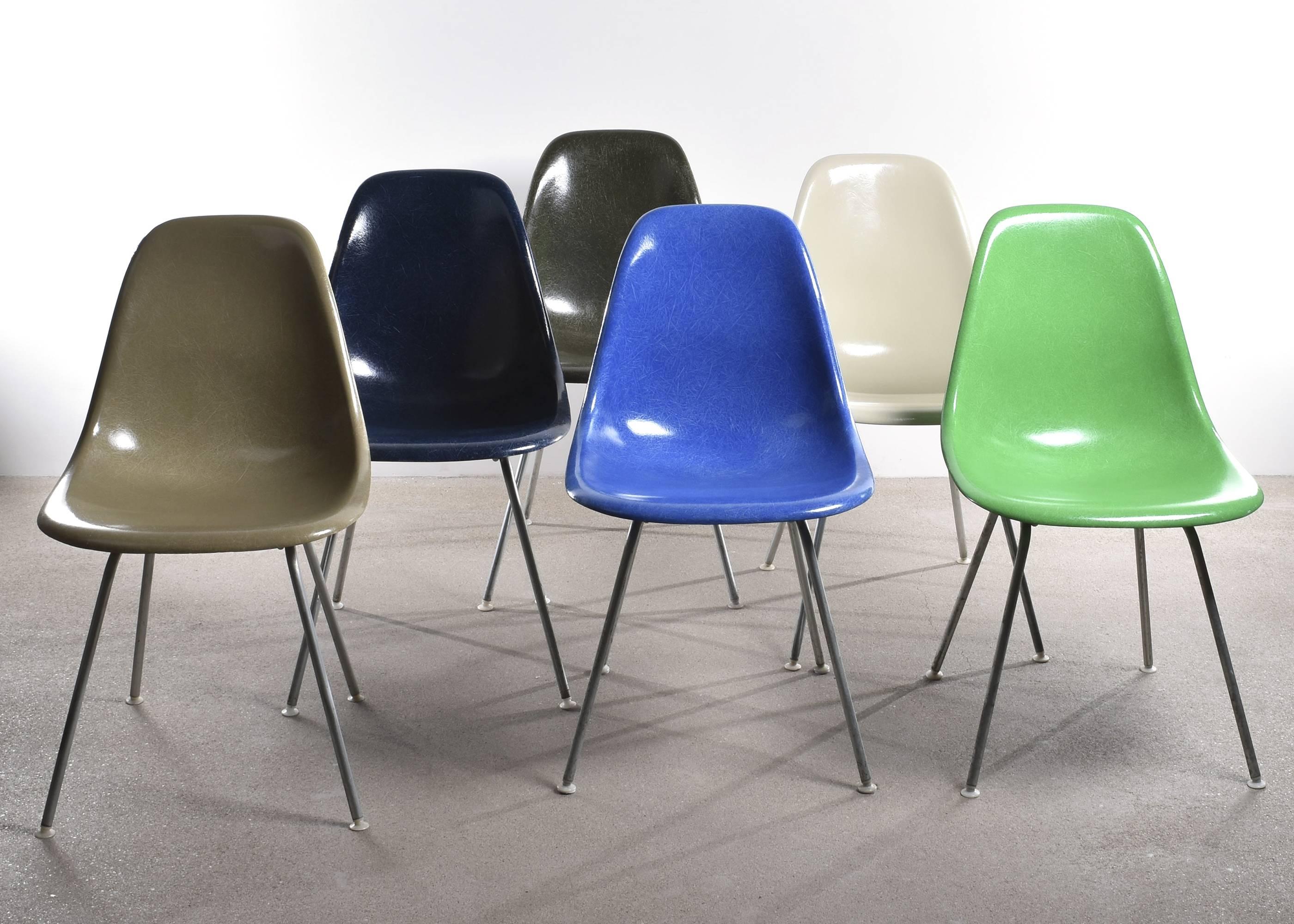 Beautiful iconic DSX chairs in the colors: Raw Umber (light), Navy blue, olive green dark, ultramarine blue, off-white, kelly green.
Shells are in very good or excellent condition with only slight traces of use. Replaced shock mounts which guarantee