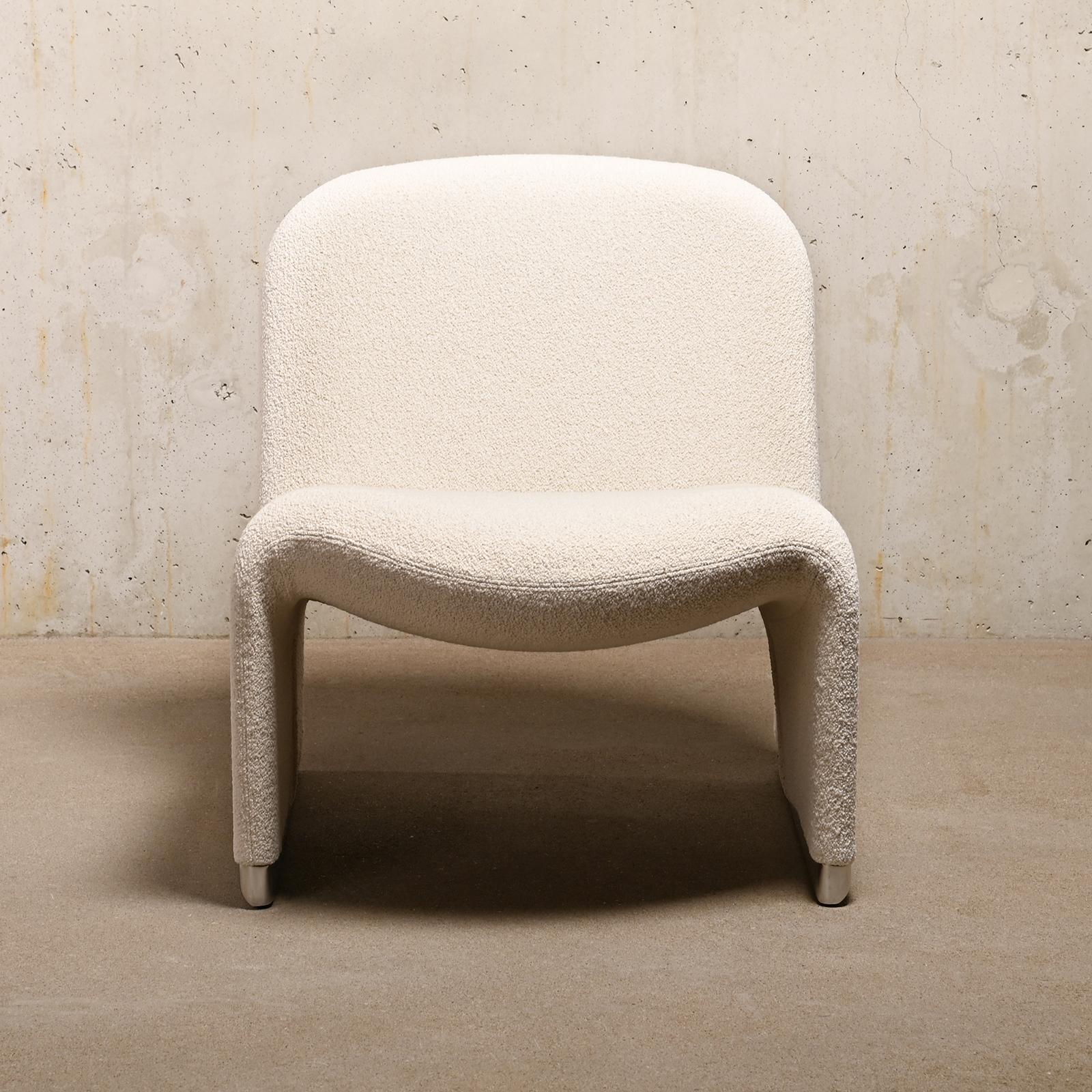 Chaise longue iconique Alky conçue par Giancarlo Piretti dans les années 60 pour Anonima Castelli, Italie. La forme de la chaise est construite avec de la mousse imprimée directement sur un cadre métallique avec des bandes élastiques, pour assurer