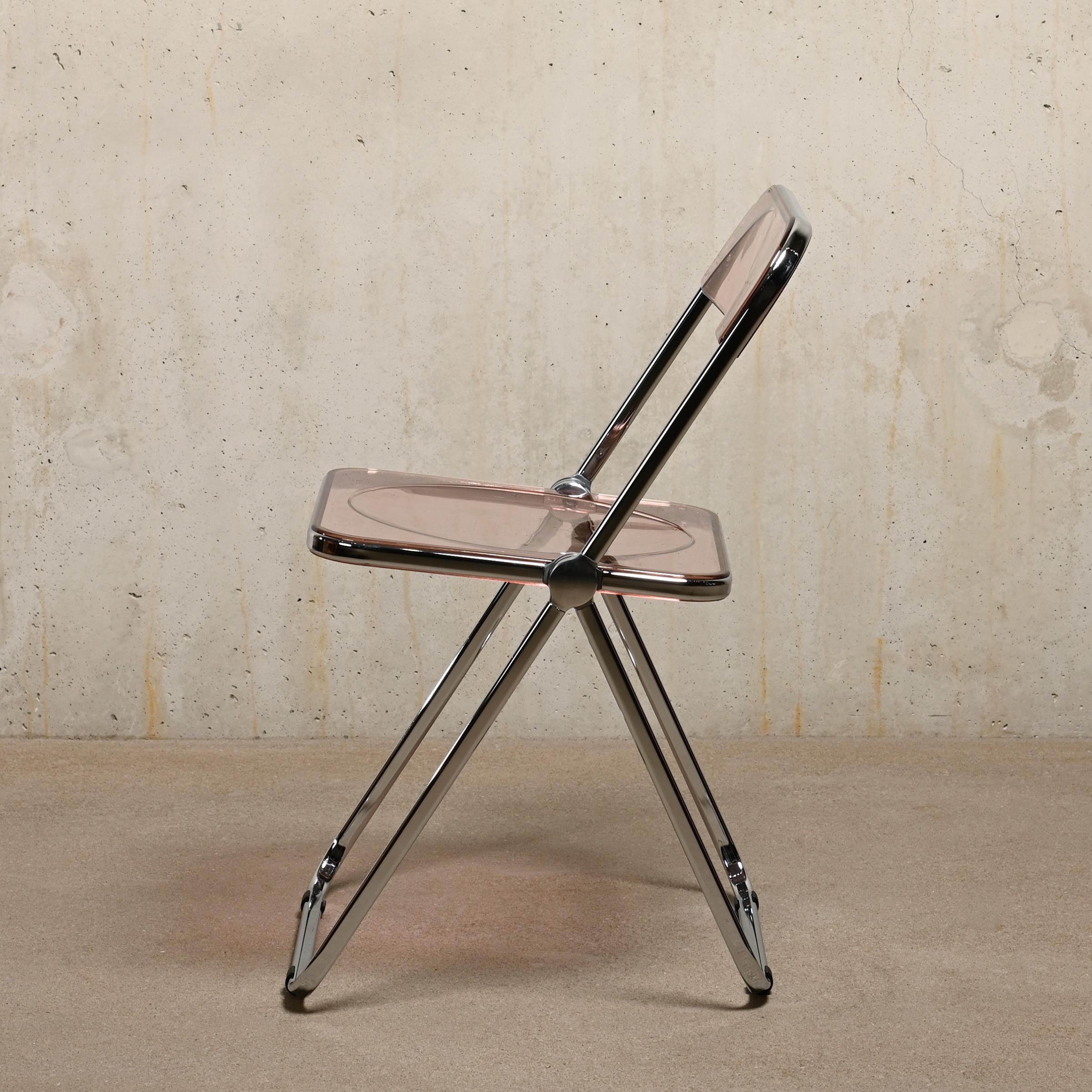 Giancarlo Piretti Plia Set Folding Chairs in Lucite Pink and Chrome for Castelli In Excellent Condition For Sale In Amsterdam, NL