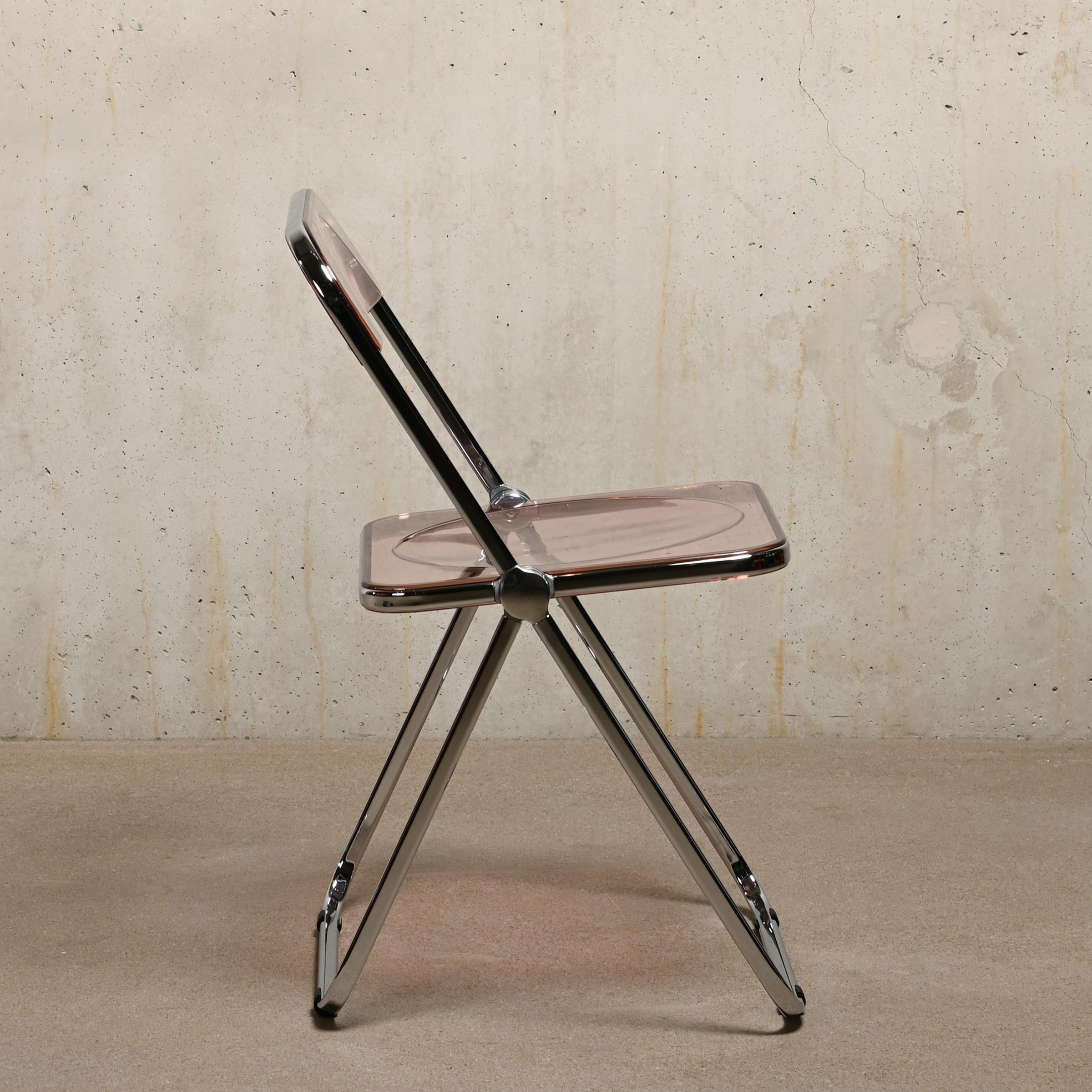 Giancarlo Piretti Plia Set Folding Chairs in Lucite Pink and Chrome for Castelli For Sale 2
