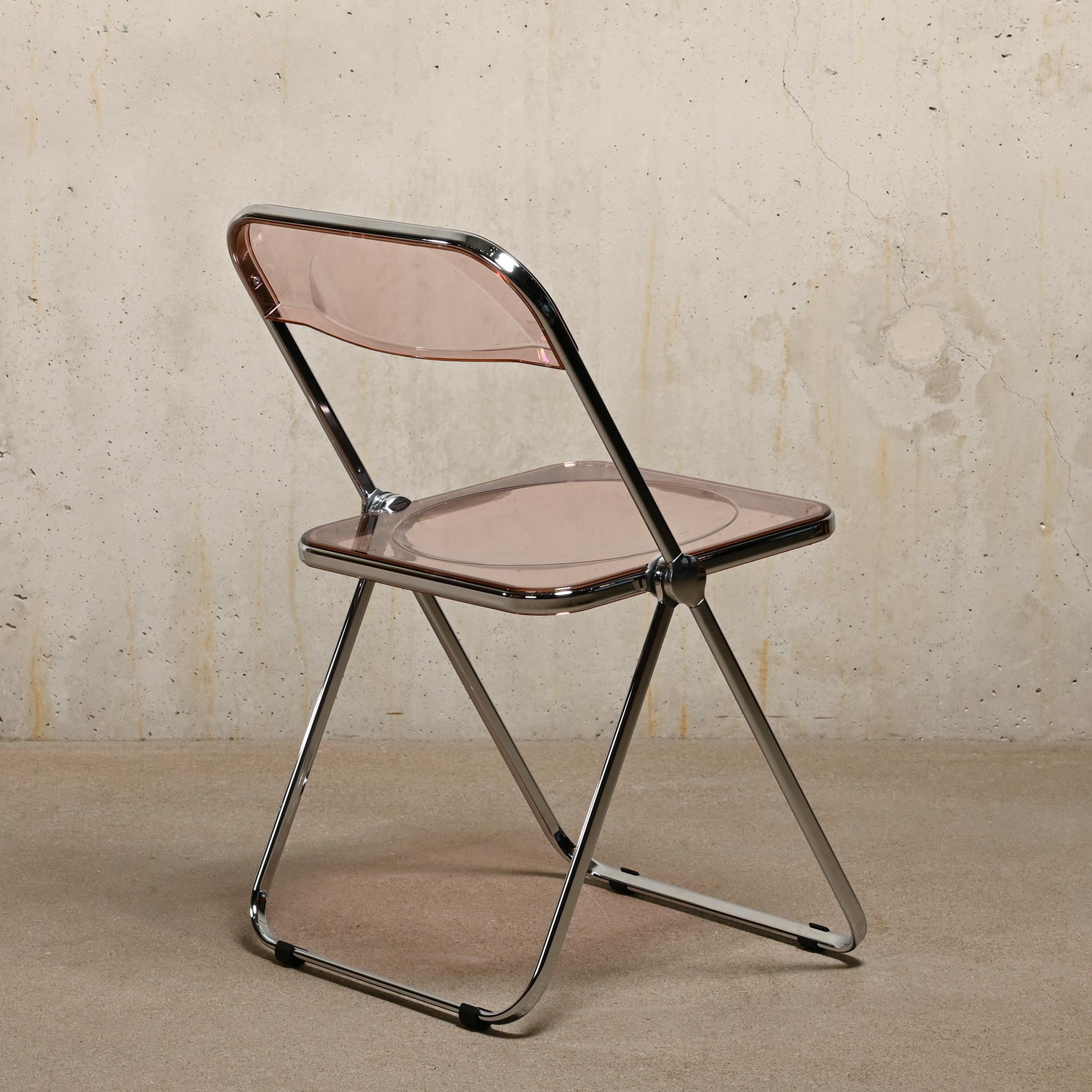 Giancarlo Piretti Plia Set Folding Chairs in Lucite Pink and Chrome for Castelli For Sale 1