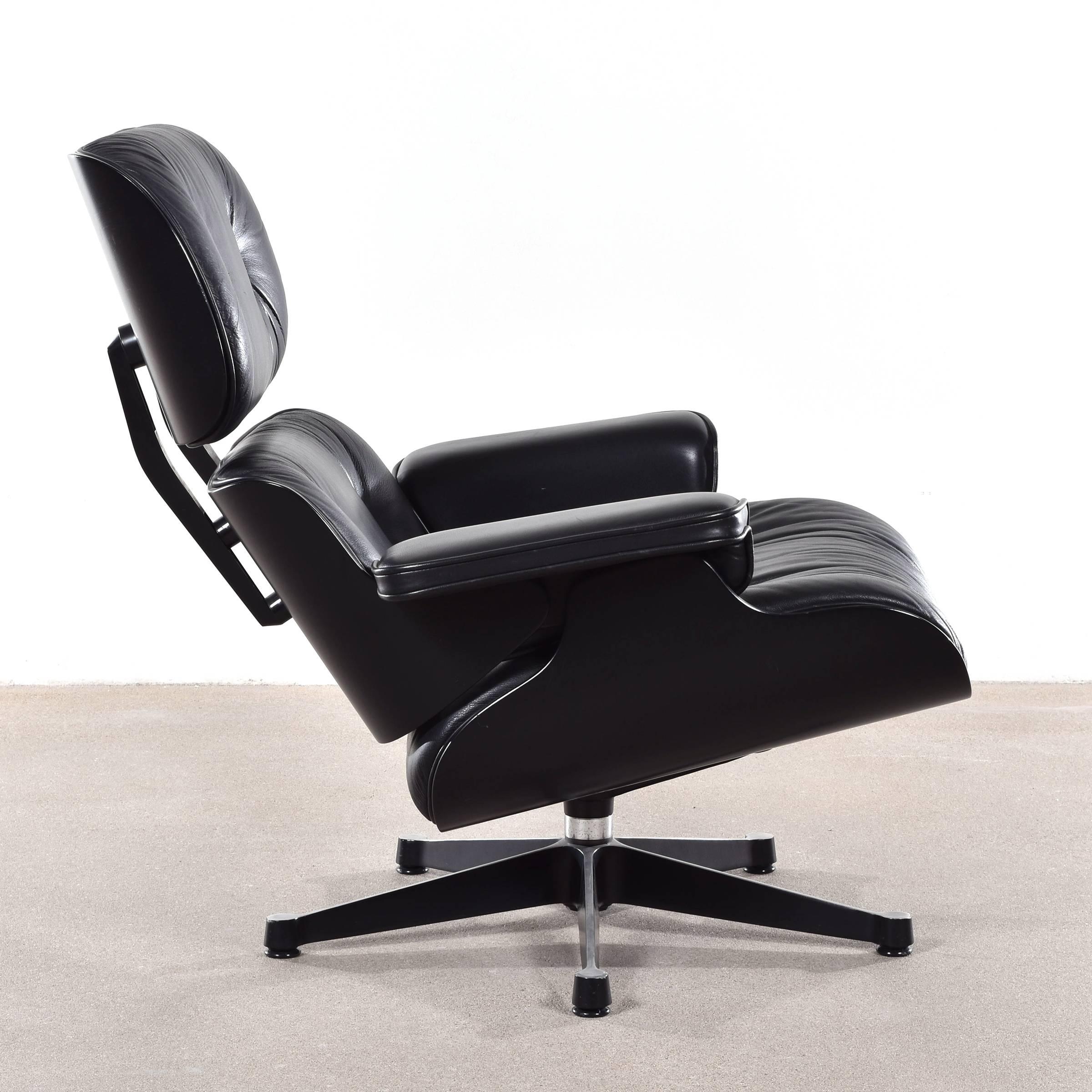 Iconic lounge chair in black leather and black plywood shells. Very good original condition. Signed with manufacturer's sticker.
Two chairs available in similar condition to use as a pair.