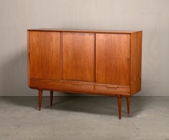 Credenza o mobile alto in teak “Gunni Omann” per Omann Jun Møbelfabrik, Danimarca, anni ’60