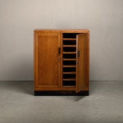 Armoire d'archives / commode moderniste en chêne, de style École d'Amsterdam