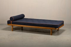Lettino scandinavo in rovere e tessuto bouclé blu scuro con dettagli in pelle