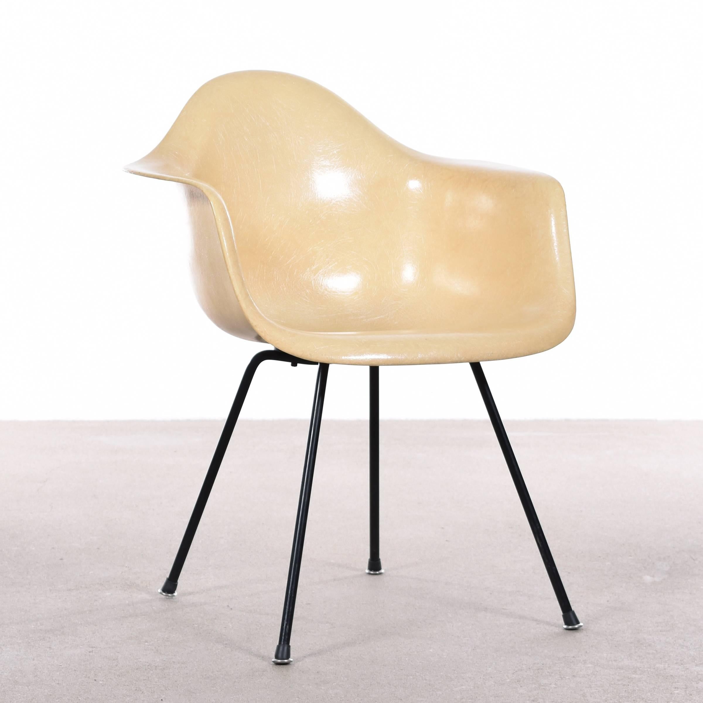 Iconic Dax chair in natural parchment color. Chair is in excellent vintage condition. Second generation Zenith production with large shock mounts but no rope. Transparent shell with large fibers.

Free shipping for European destinations!

We