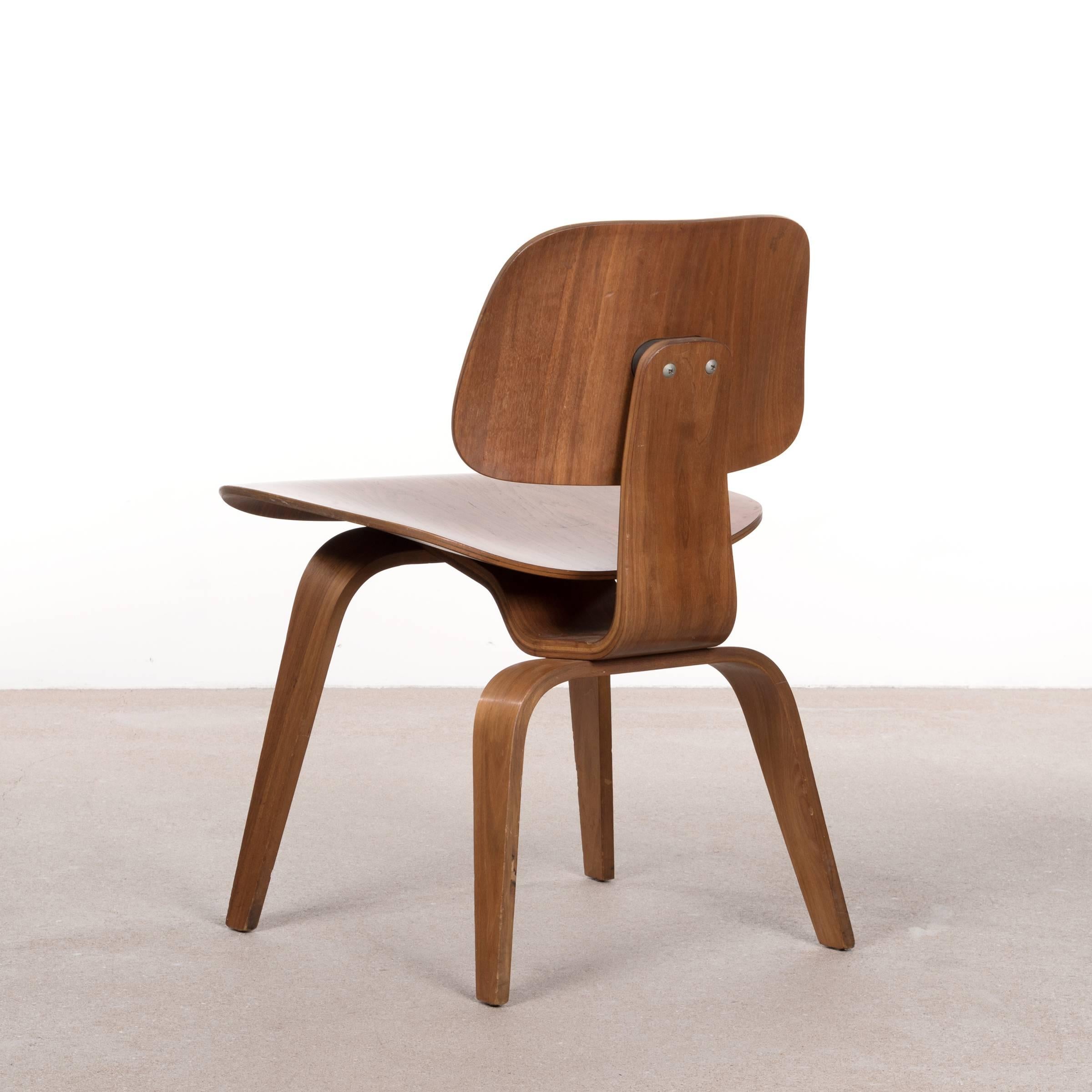 Eames DCW Walnut Dining Chair for Herman Miller In Good Condition In Amsterdam, NL