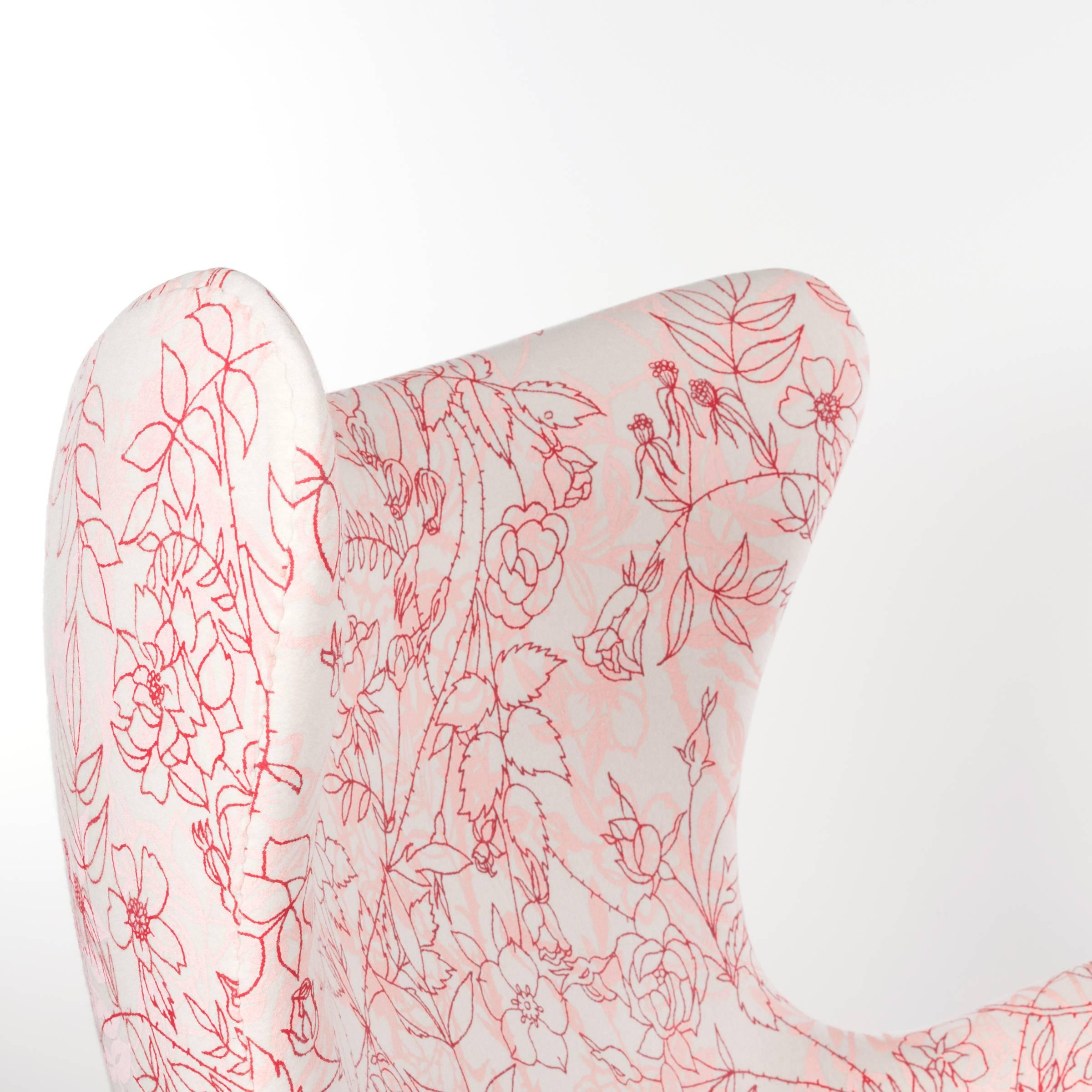 Mid-20th Century Arne Jacobsen Egg Chair in Elegent Fabric with Rose Motifv for Fritz Hansen
