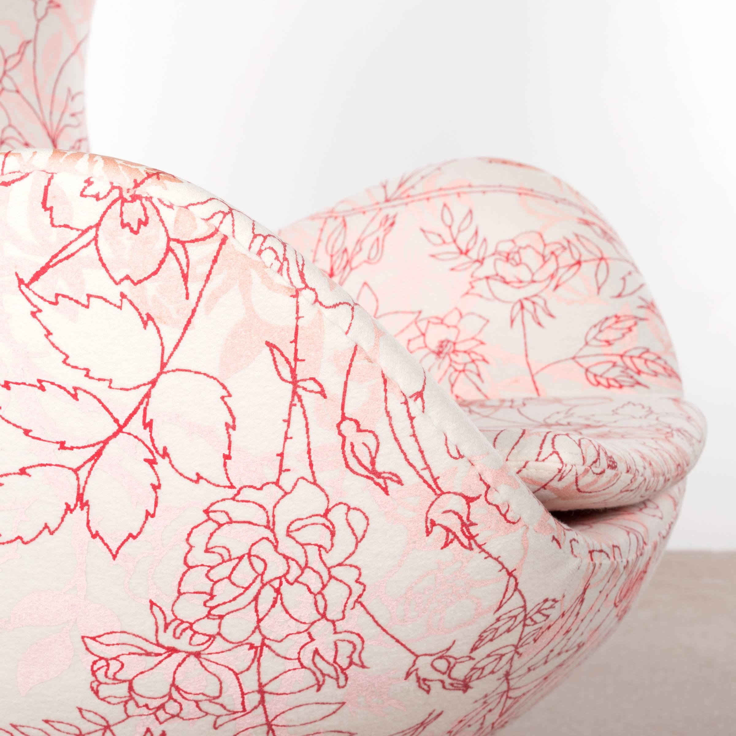 Arne Jacobsen Egg Chair in Elegent Fabric with Rose Motifv for Fritz Hansen 1