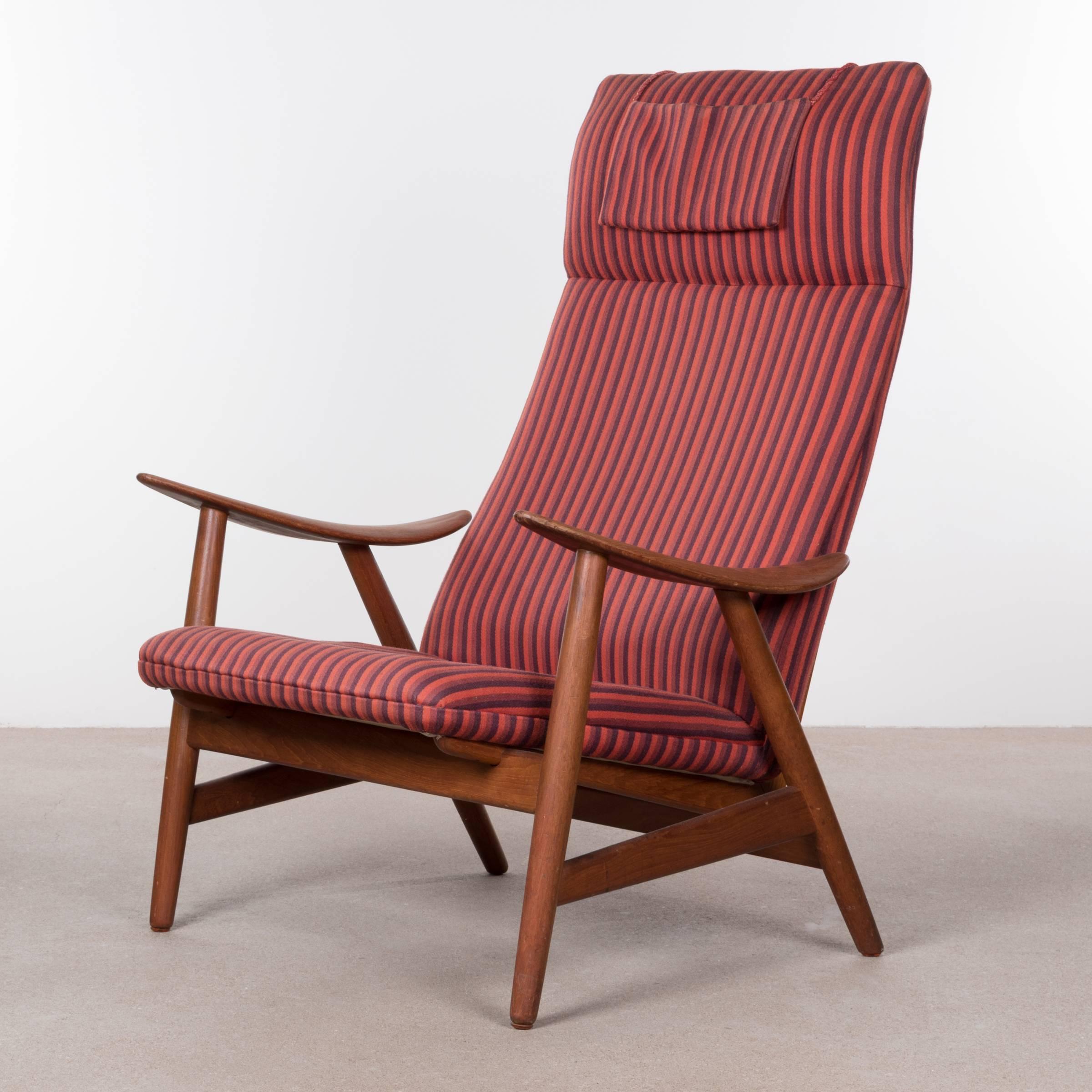 Comfortable lounge chair by Illum Wikkelsø for Søren Willadsen. Wonderful and ergonomically shaped armrests. Teak frame and fabric upholstered cushions. Very good vintage condition. The chair can be newly upholstered if desired, contact us for