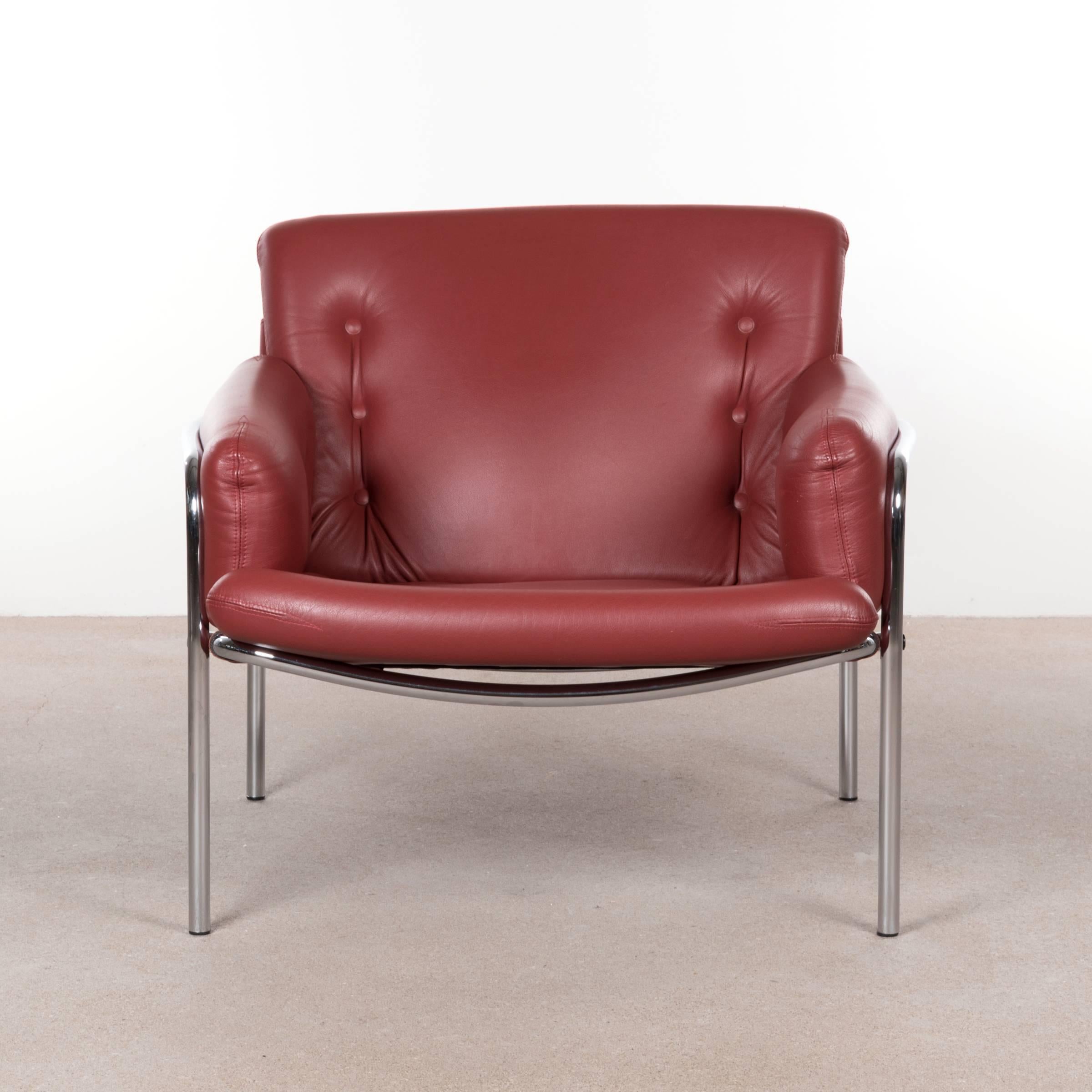 Stylish Osaka easy chair by Martin Visser with clear lines, combined with chrome-plated metal and natural red leather. All in very good / excellent condition.

 
