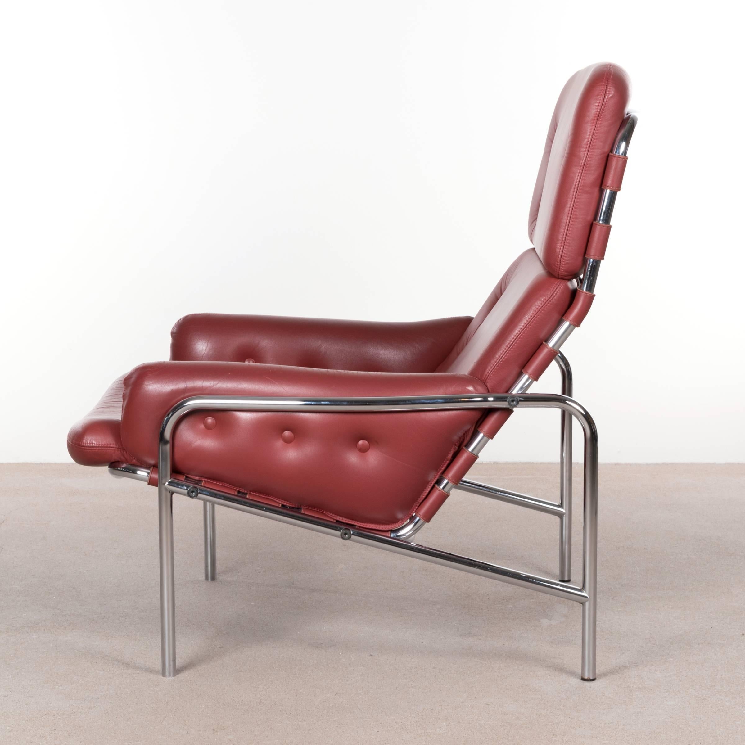 Stylish Nagoya lounge chair by Martin Visser with clear lines, combined with chrome-plated metal and natural red leather. All in very good original condition.


 